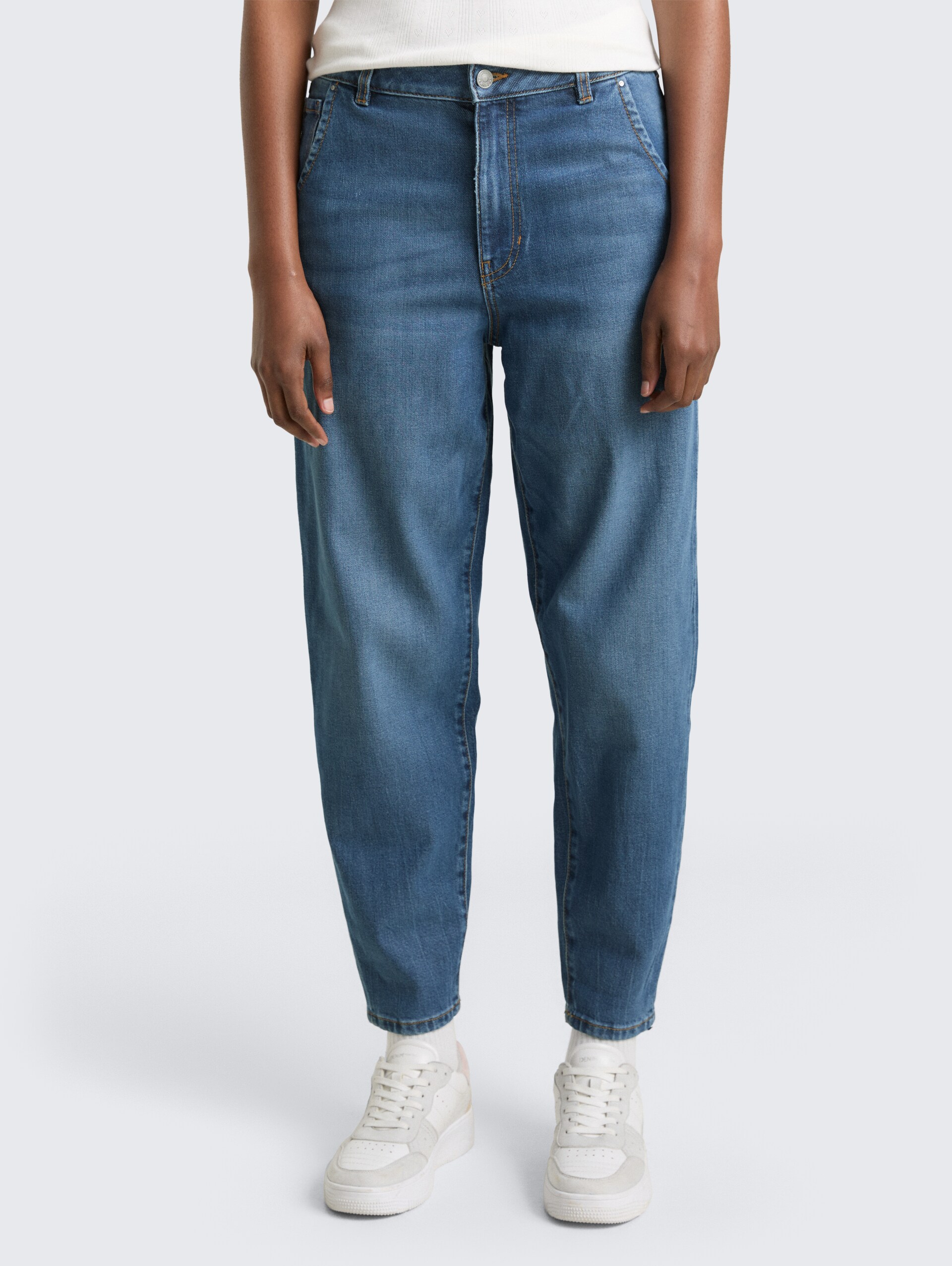BARREL MOM Vintage Jeans - Used Mid Stone Blue Denim - Ausschnitt Model-Vorderansicht