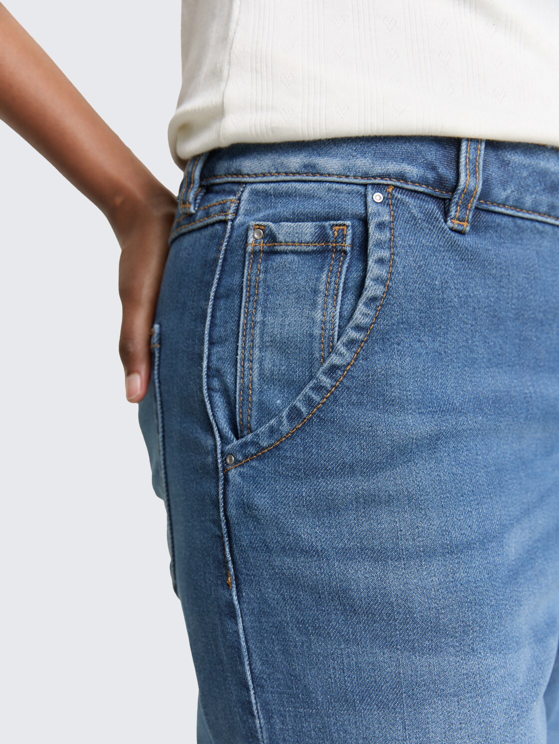 BARREL MOM Vintage Jeans - Used Mid Stone Blue Denim - Detail-Model-Ansicht