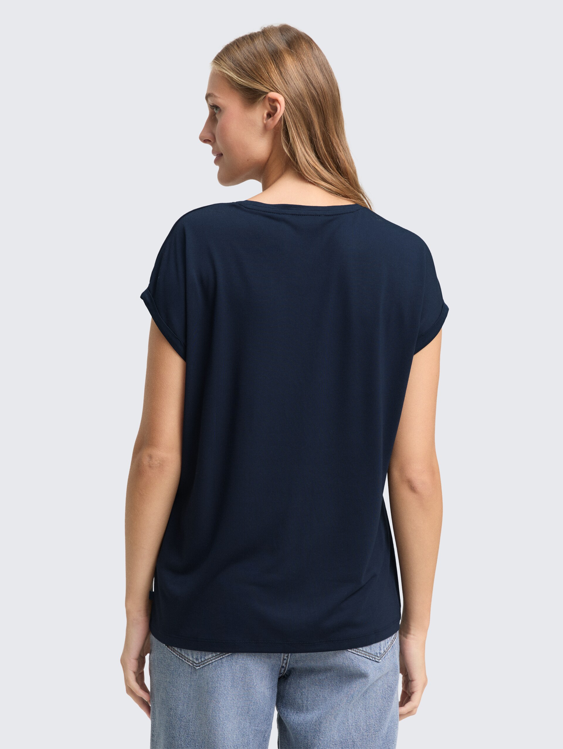 Loose Fit T-Shirt - sky captain blue - Auschnitt Model-Rückansicht