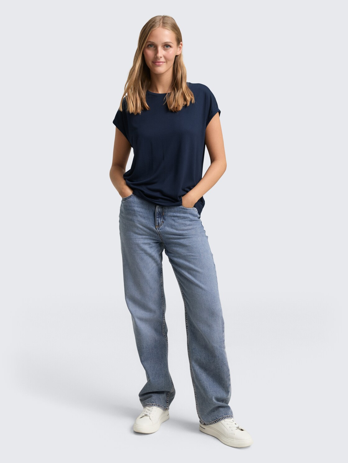 Loose Fit T-Shirt - sky captain blue - Model-Vorderansicht