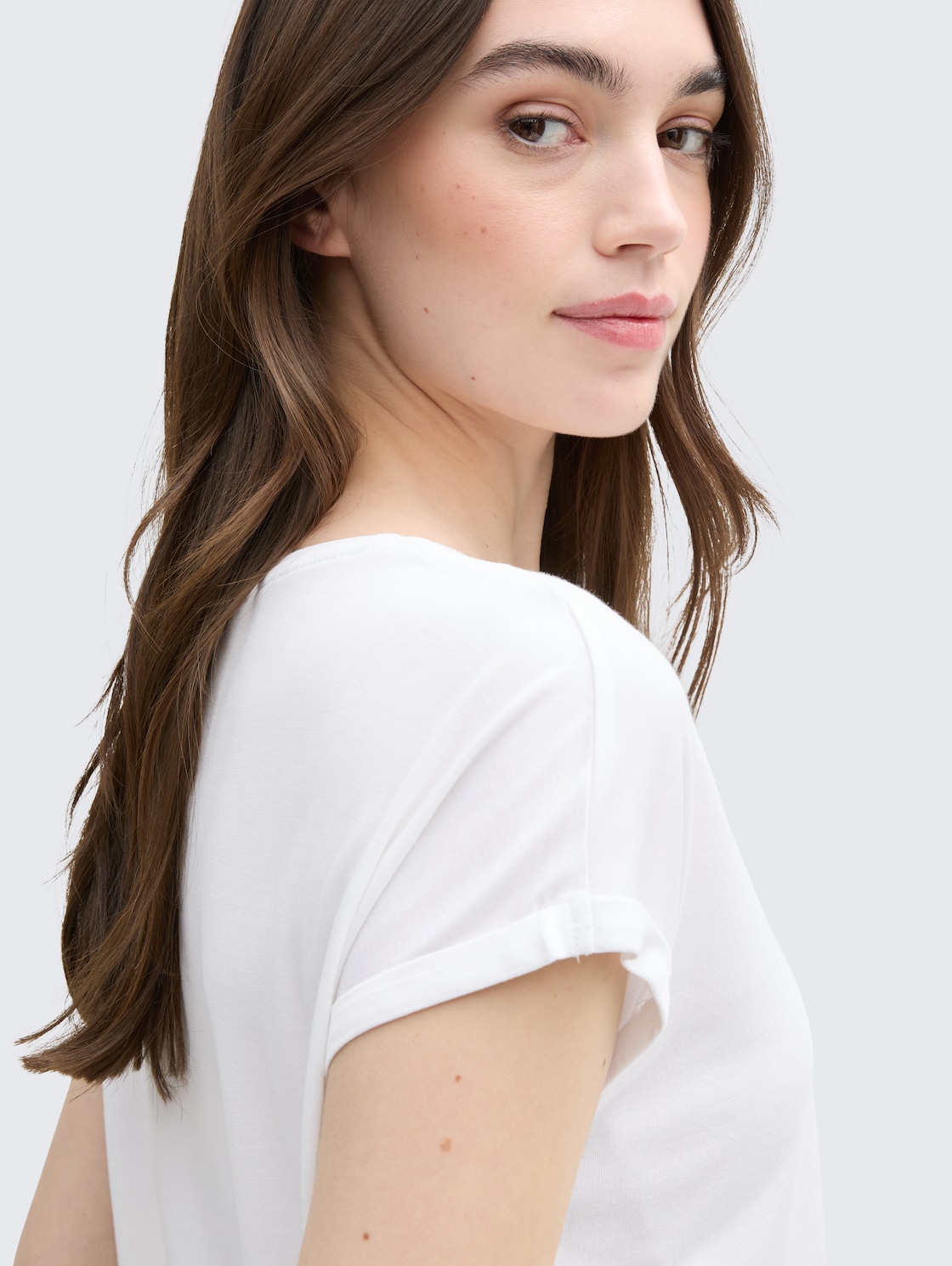 Loose Fit T-Shirt - White - Detail-Model-Ansicht