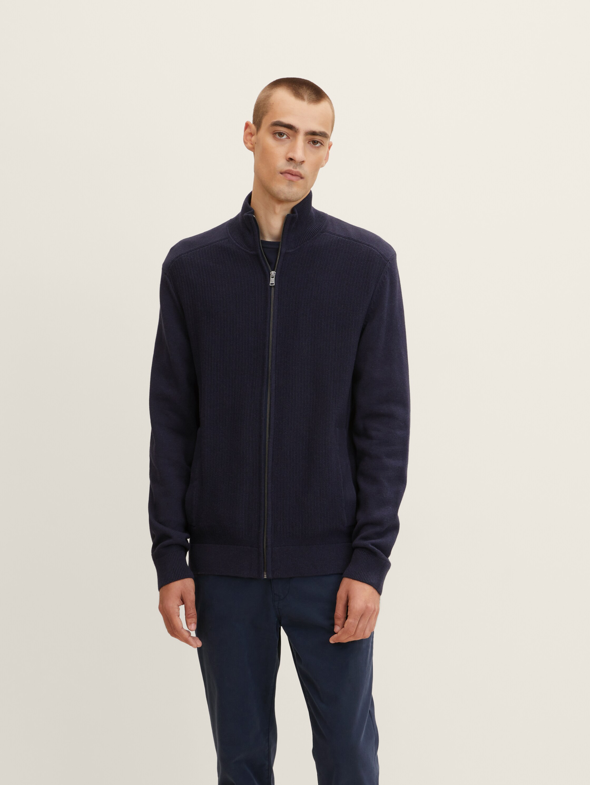 Strickjacke - Knitted Navy Melange - Ausschnitt Model-Vorderansicht