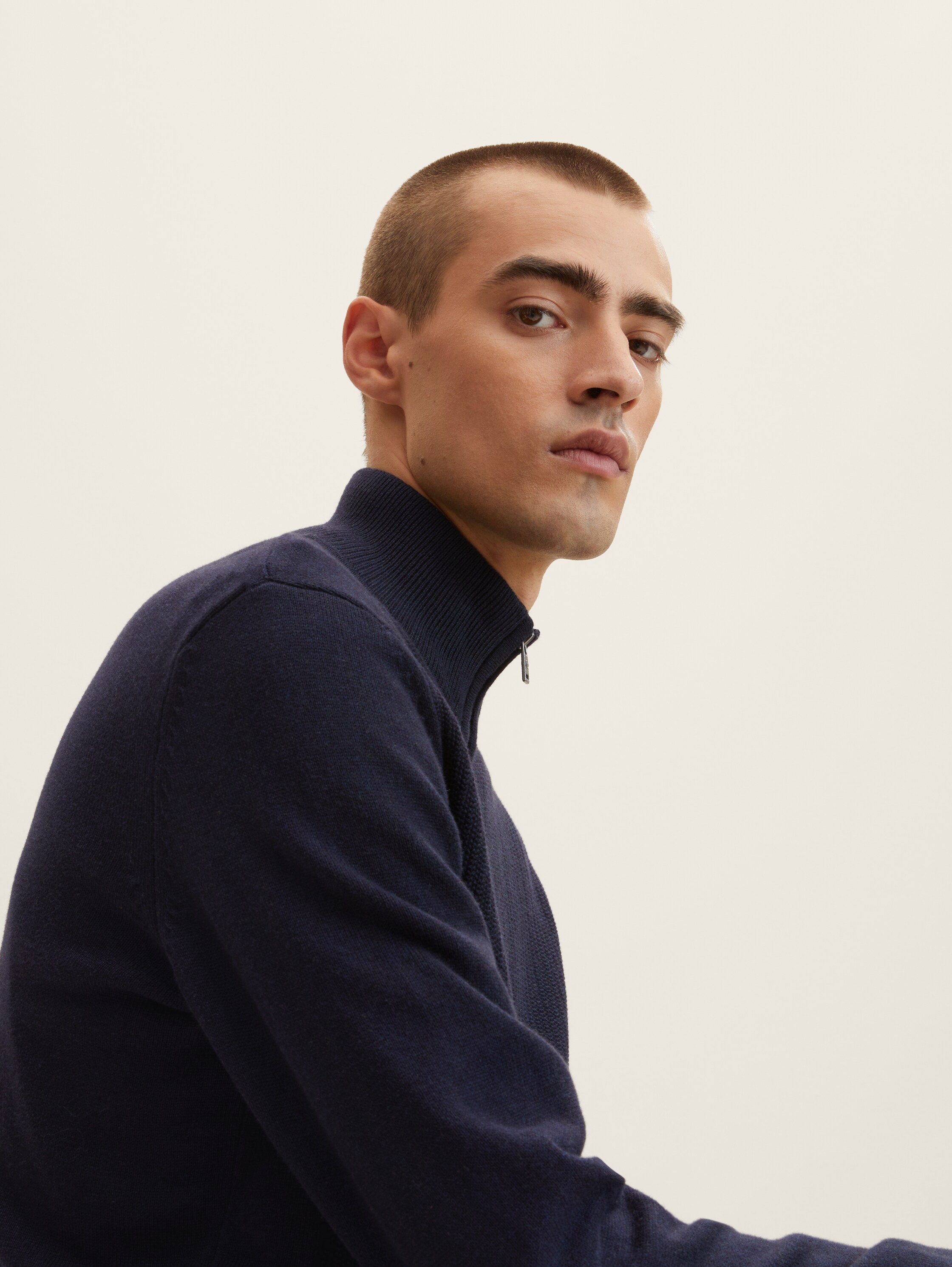 Strickjacke - Knitted Navy Melange - Detail-Model-Ansicht