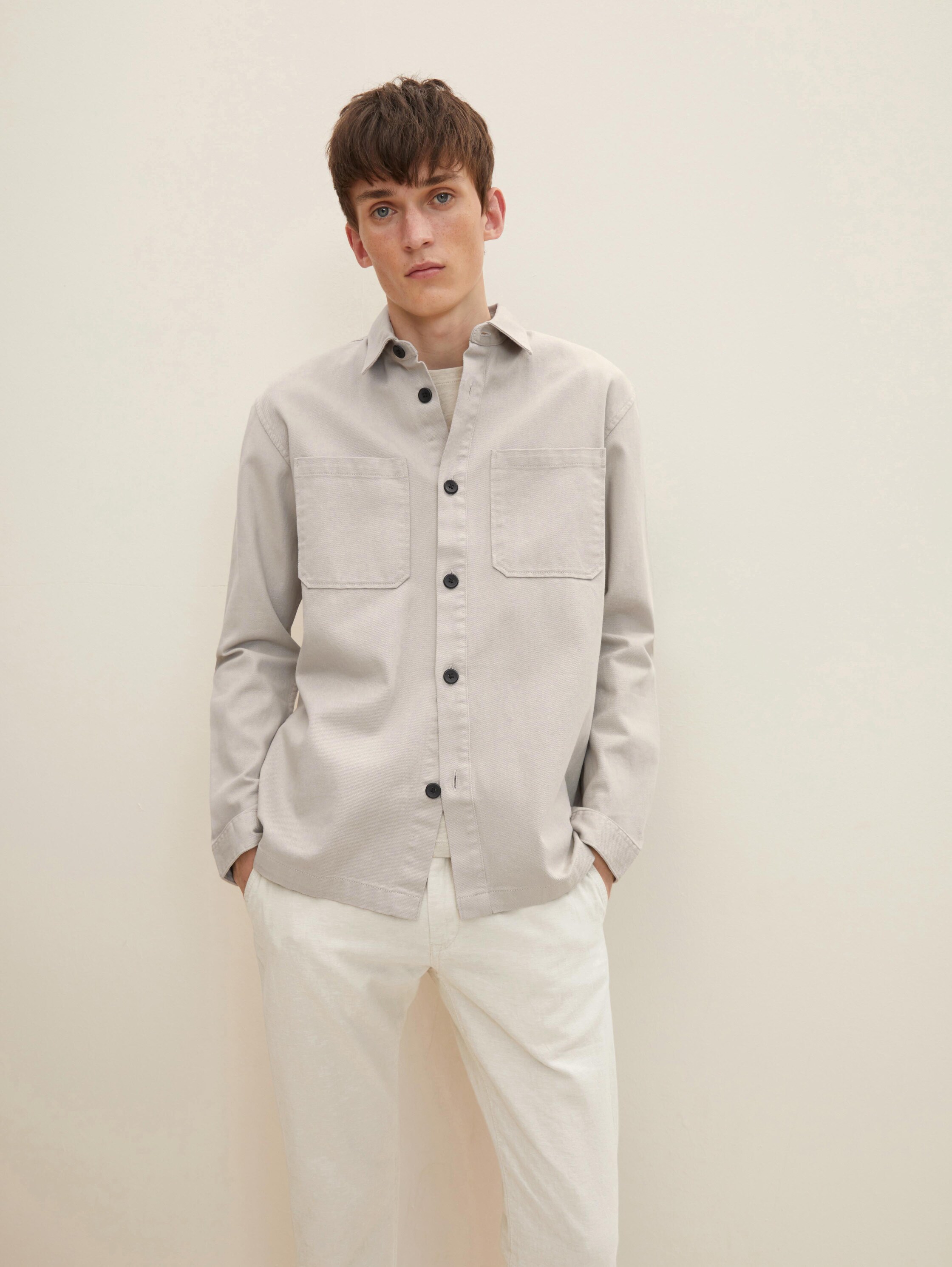 Relaxed fit shirt jacket - light dove grey - Neckline model front view