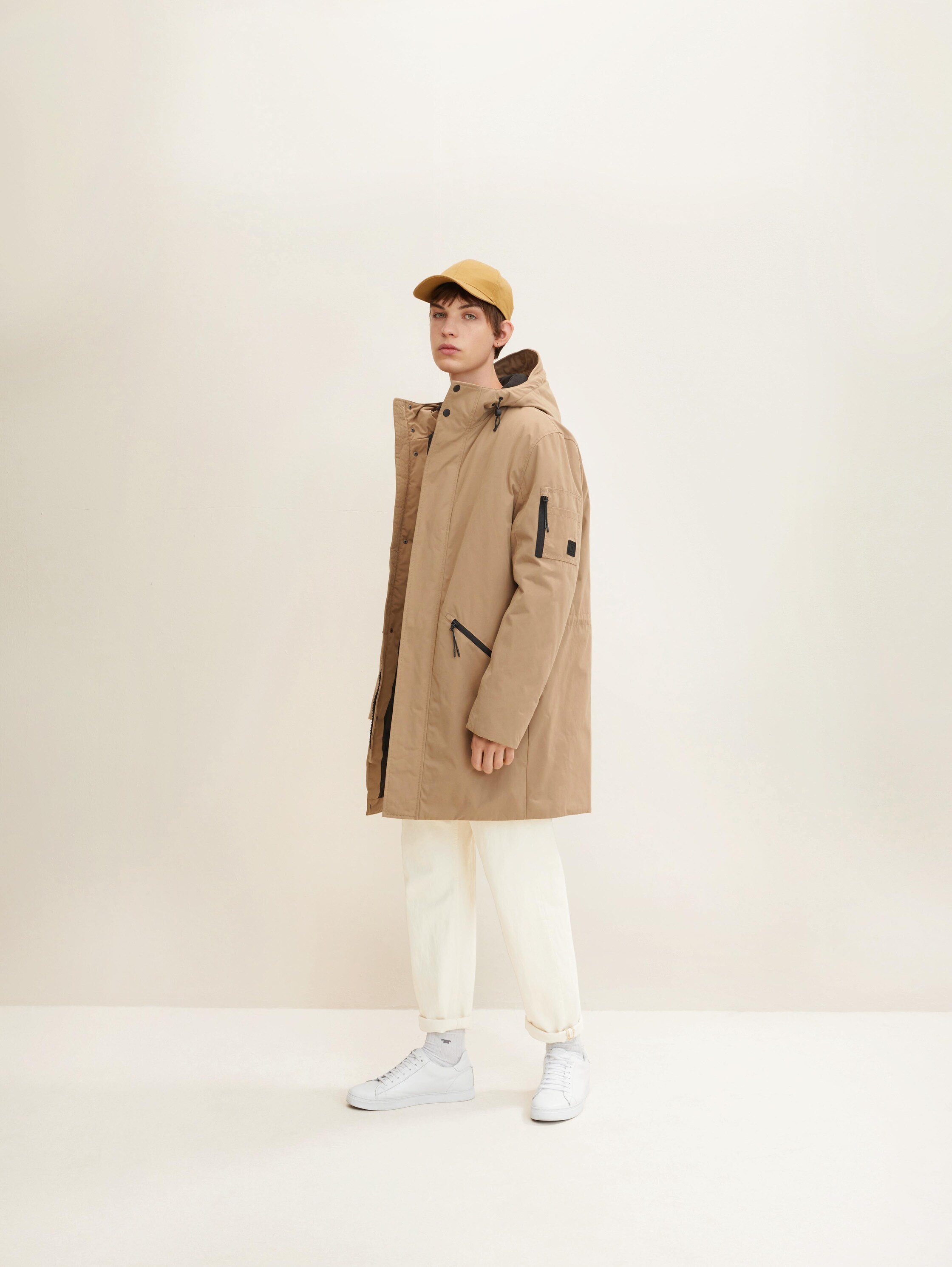 Parka mit Kapuze - Splashed Clay Beige - seitliche Model-Ansicht