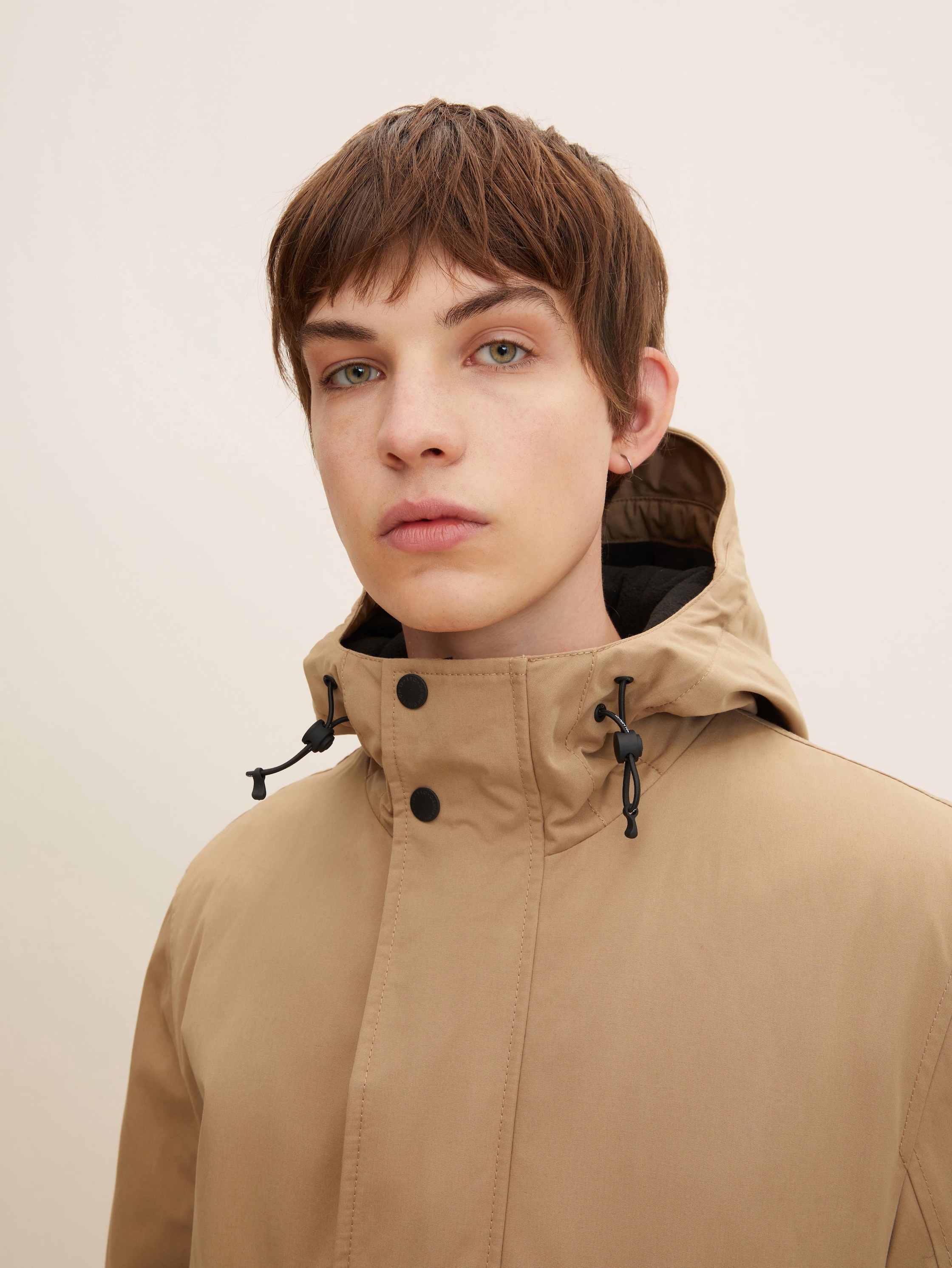 Parka mit Kapuze - Splashed Clay Beige - Detail-Model-Ansicht