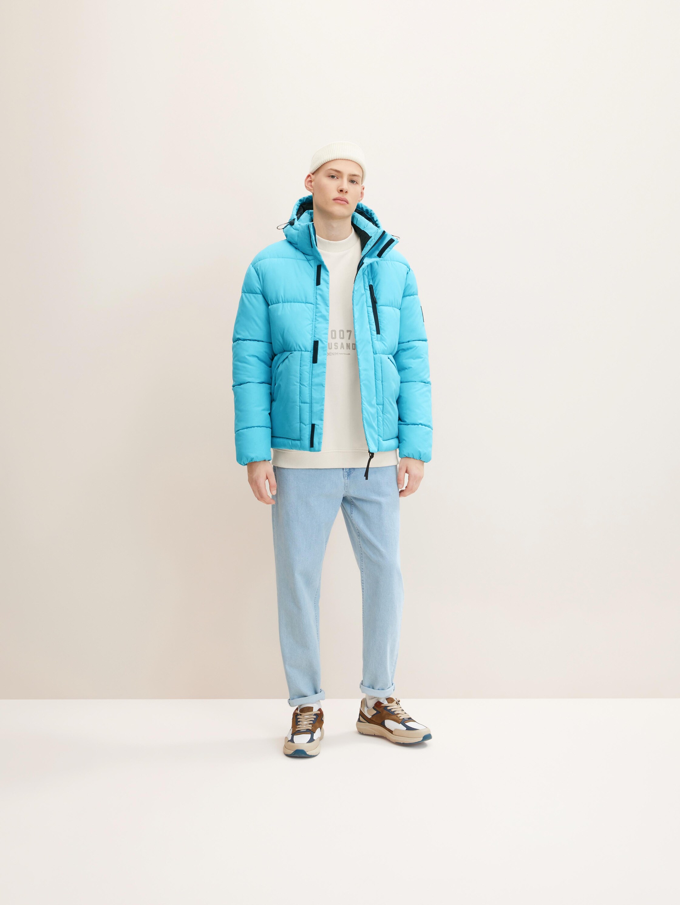 Pufferjacke mit abnehmbarer Kapuze - REPREVE(R) Our Ocean(R) - Laguna Light Blue - seitliche Model-Ansicht