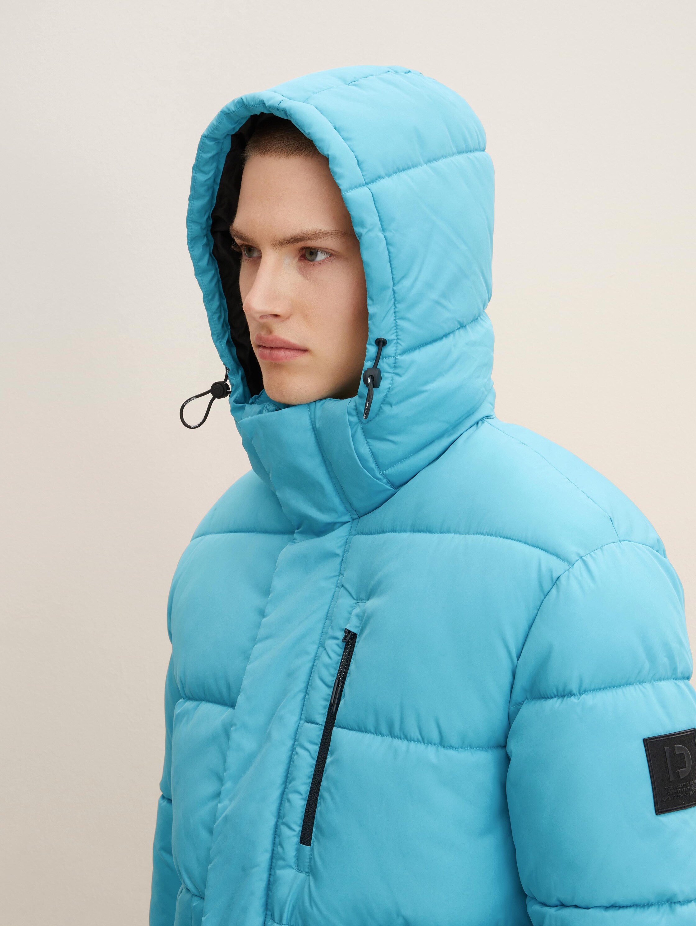 Pufferjacke mit abnehmbarer Kapuze - REPREVE(R) Our Ocean(R) - Laguna Light Blue - Detail-Model-Ansicht