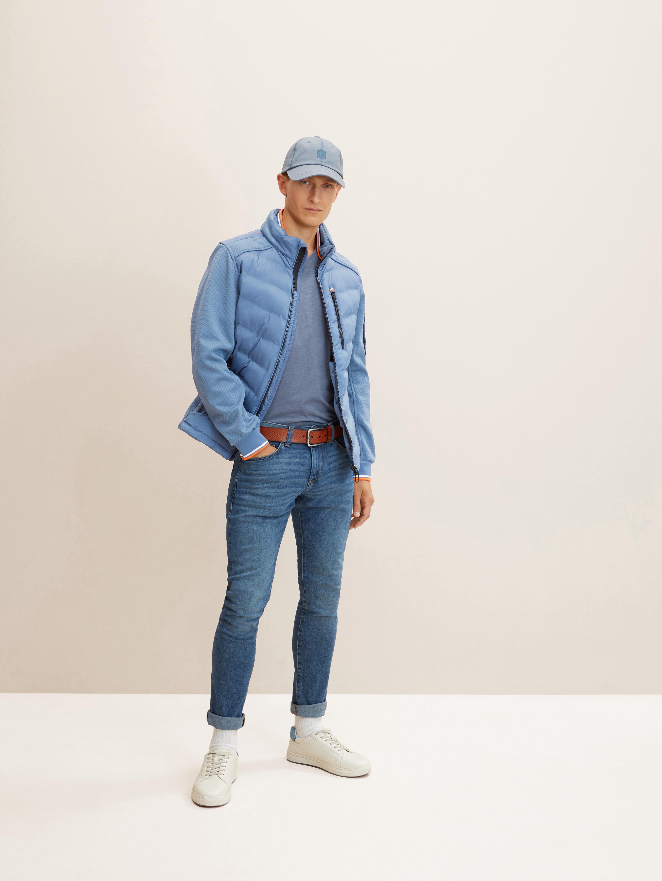 Hybridjacke -REPREVE(R) Our Ocean(R) - China Blue - seitliche Model-Ansicht