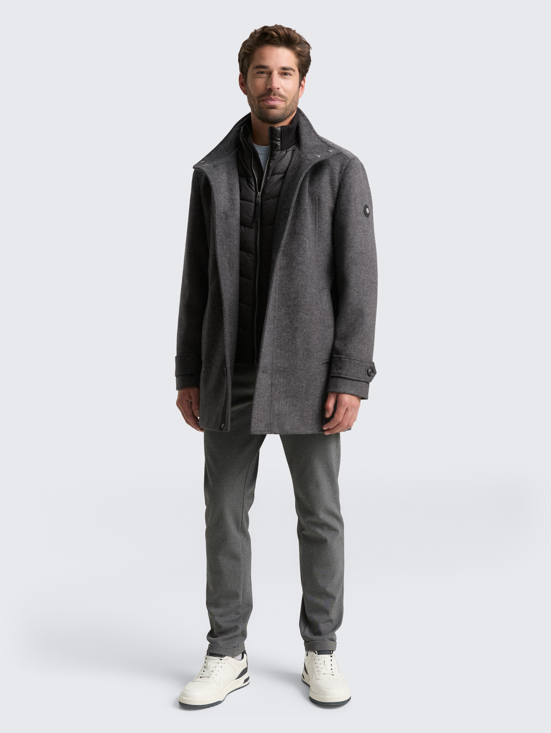 2 in 1 Wollmantel - dark grey black herringbone - seitliche Model-Ansicht