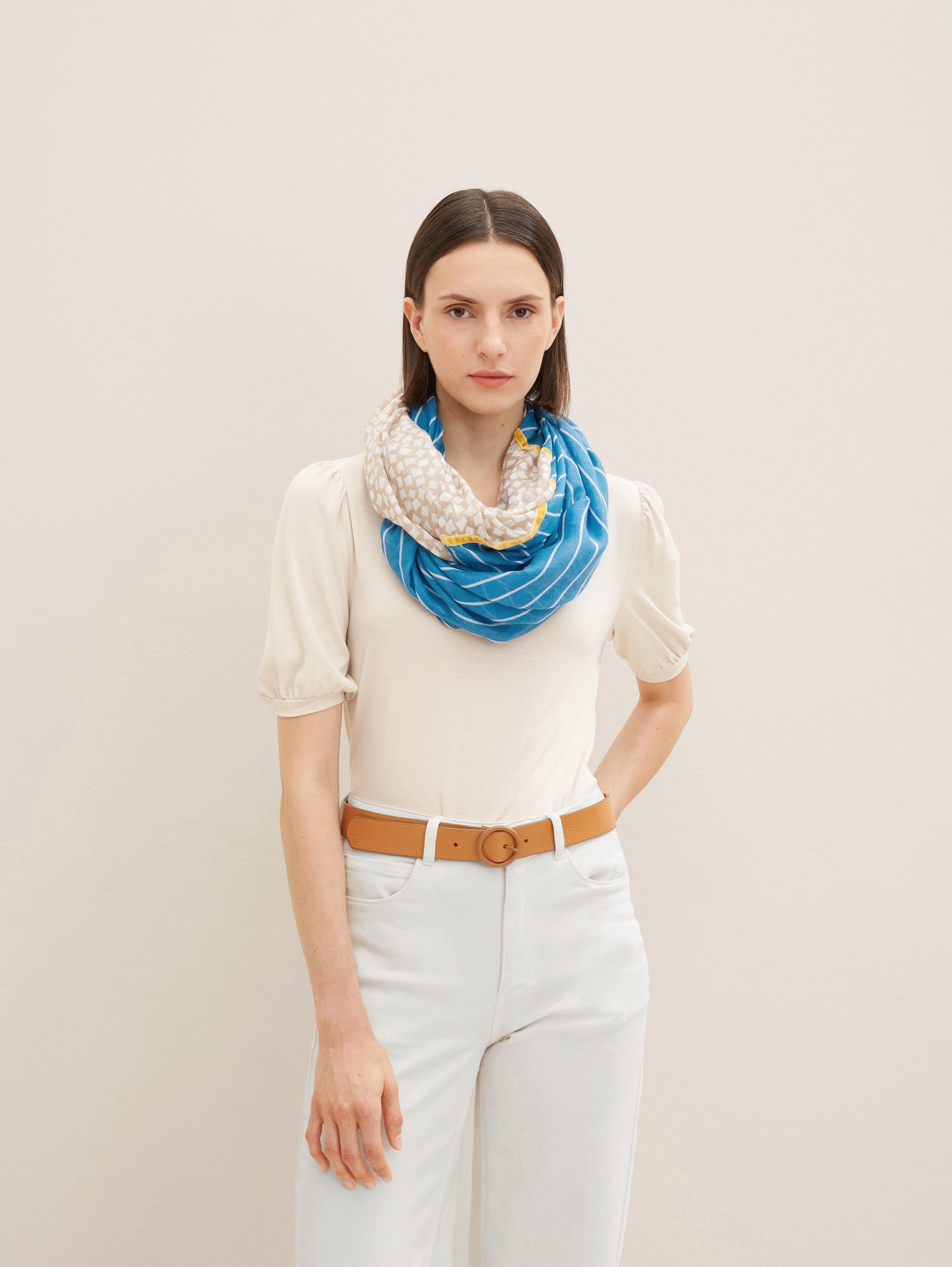 Gedessineerde tubesjaal - beige geometric design - Nek model vooraanzicht