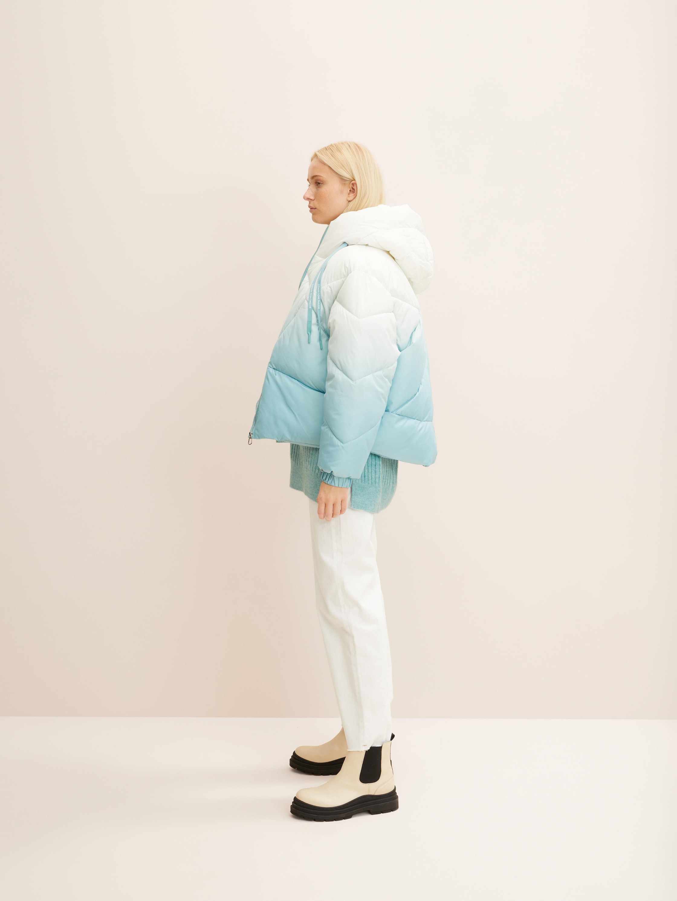 Pufferjacke mit Kapuze - REPREVE(R) Our Ocean(R) - bright reef colorflow - seitliche Model-Ansicht