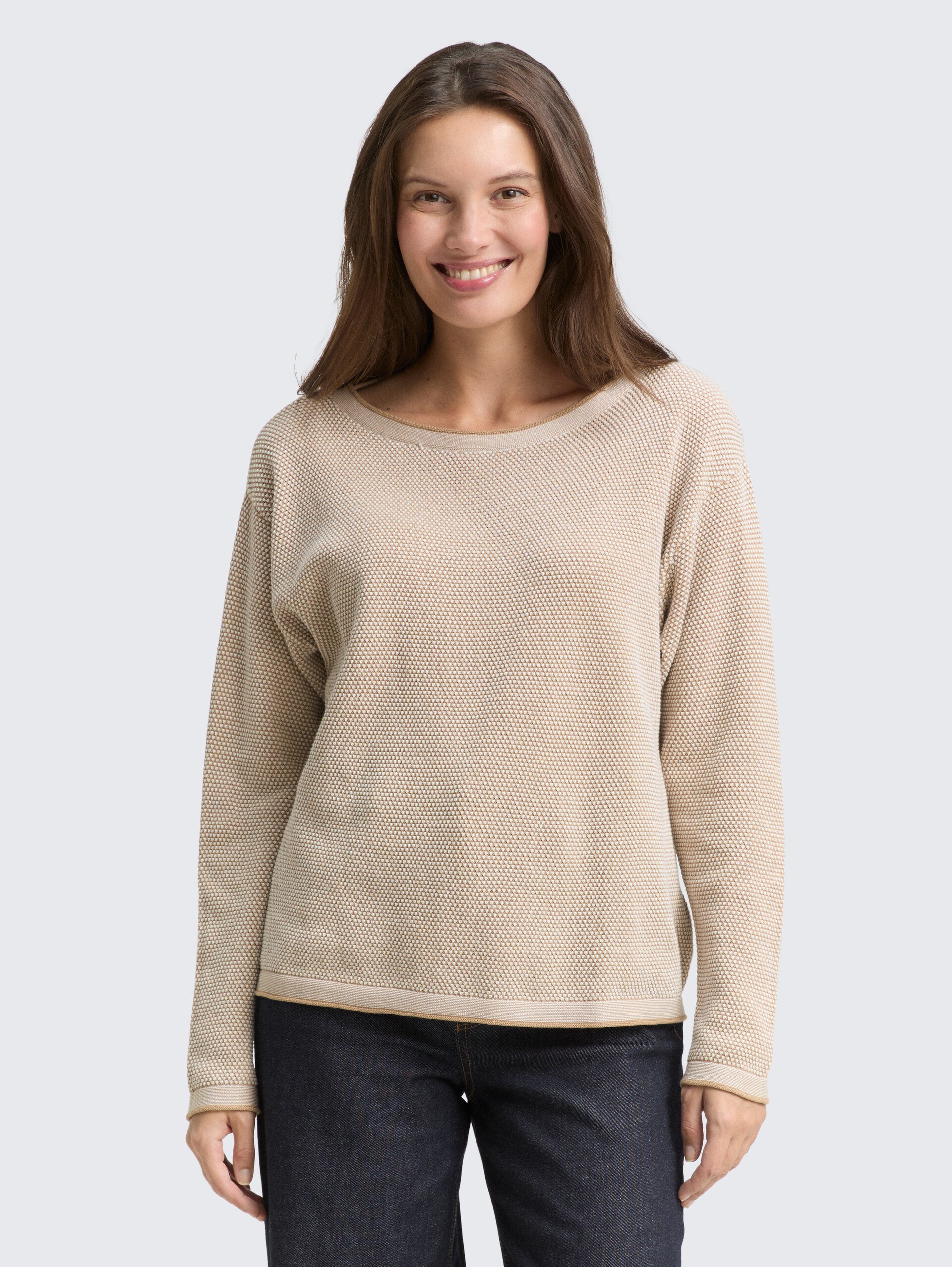 Loose Fit Strickpullover aus Bio-Baumwolle - beige bubble structure - Ausschnitt Model-Vorderansicht
