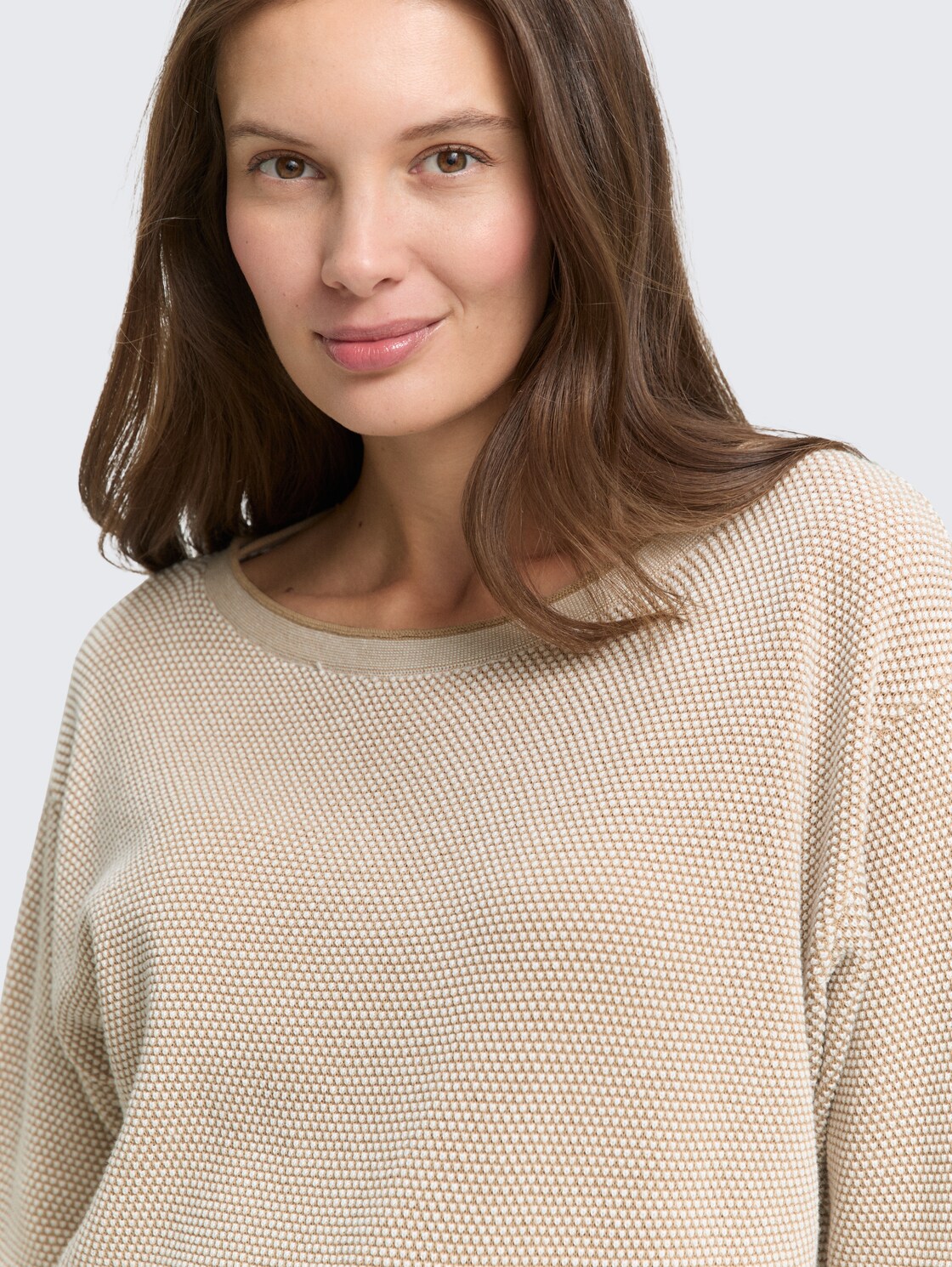 Loose Fit Strickpullover aus Bio-Baumwolle - beige bubble structure - Detail-Model-Ansicht