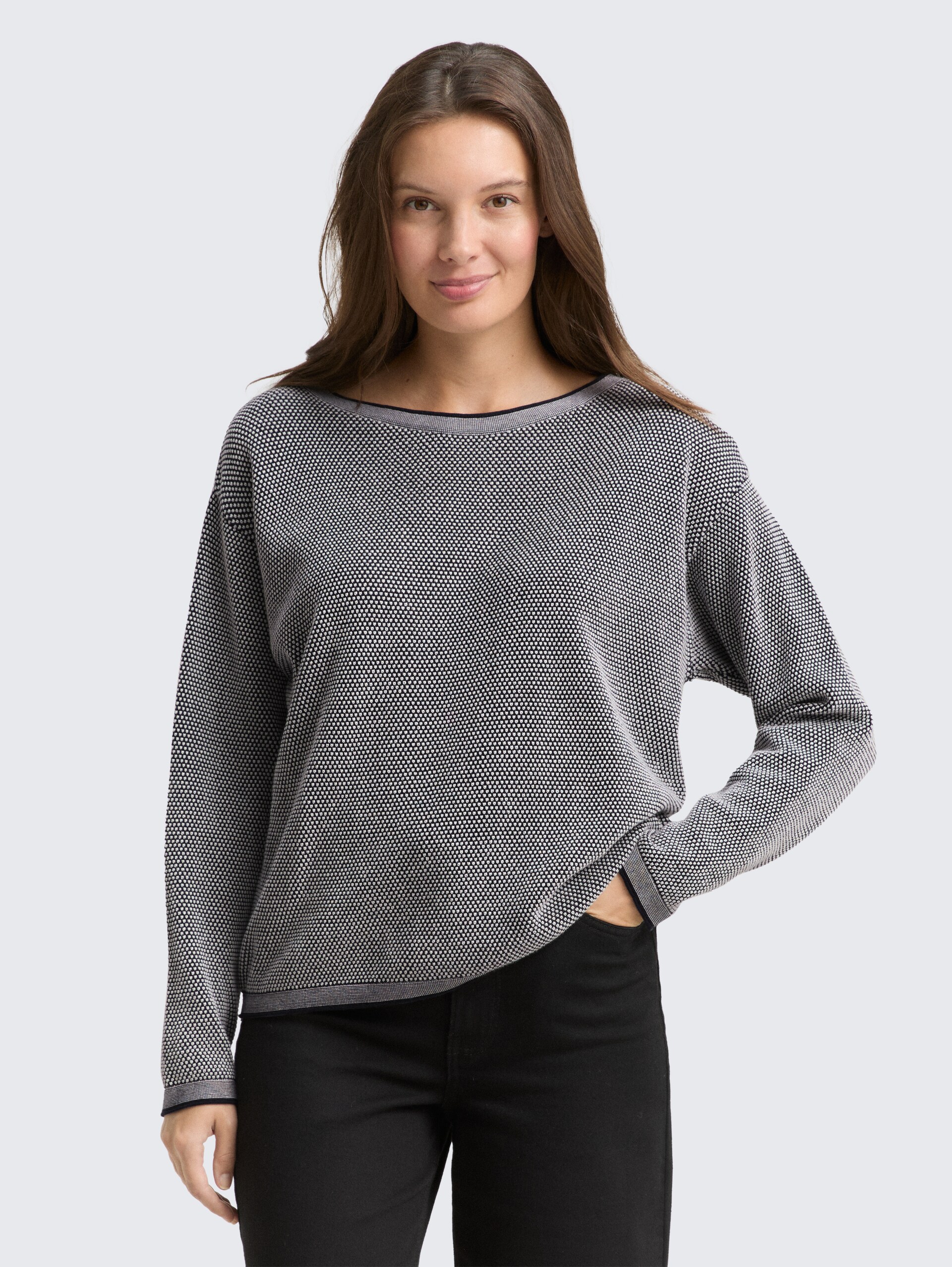 Loose Fit Strickpullover aus Bio-Baumwolle - navy bubble structure - Ausschnitt Model-Vorderansicht