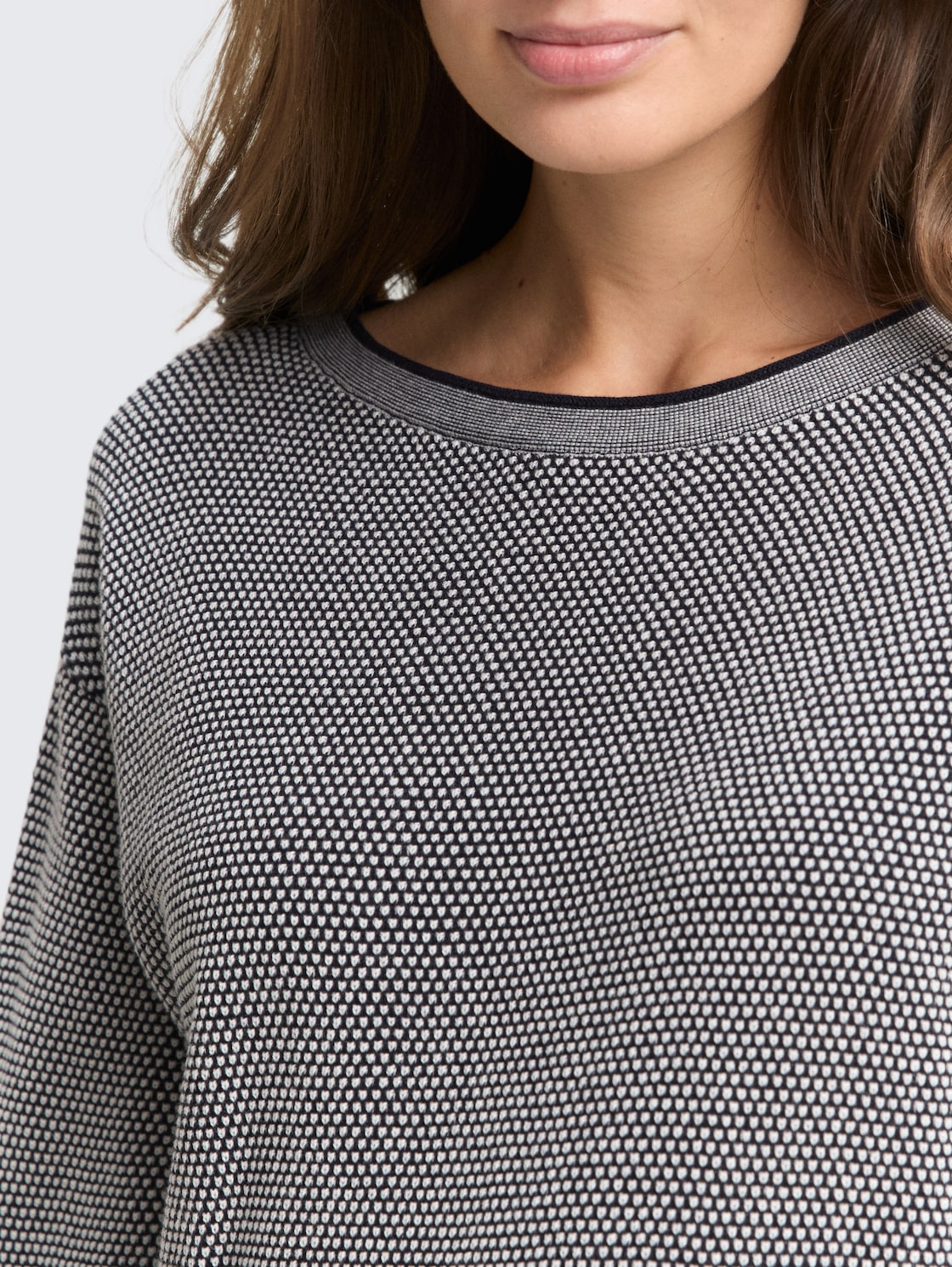 Loose Fit Strickpullover aus Bio-Baumwolle - navy bubble structure - Detail-Model-Ansicht