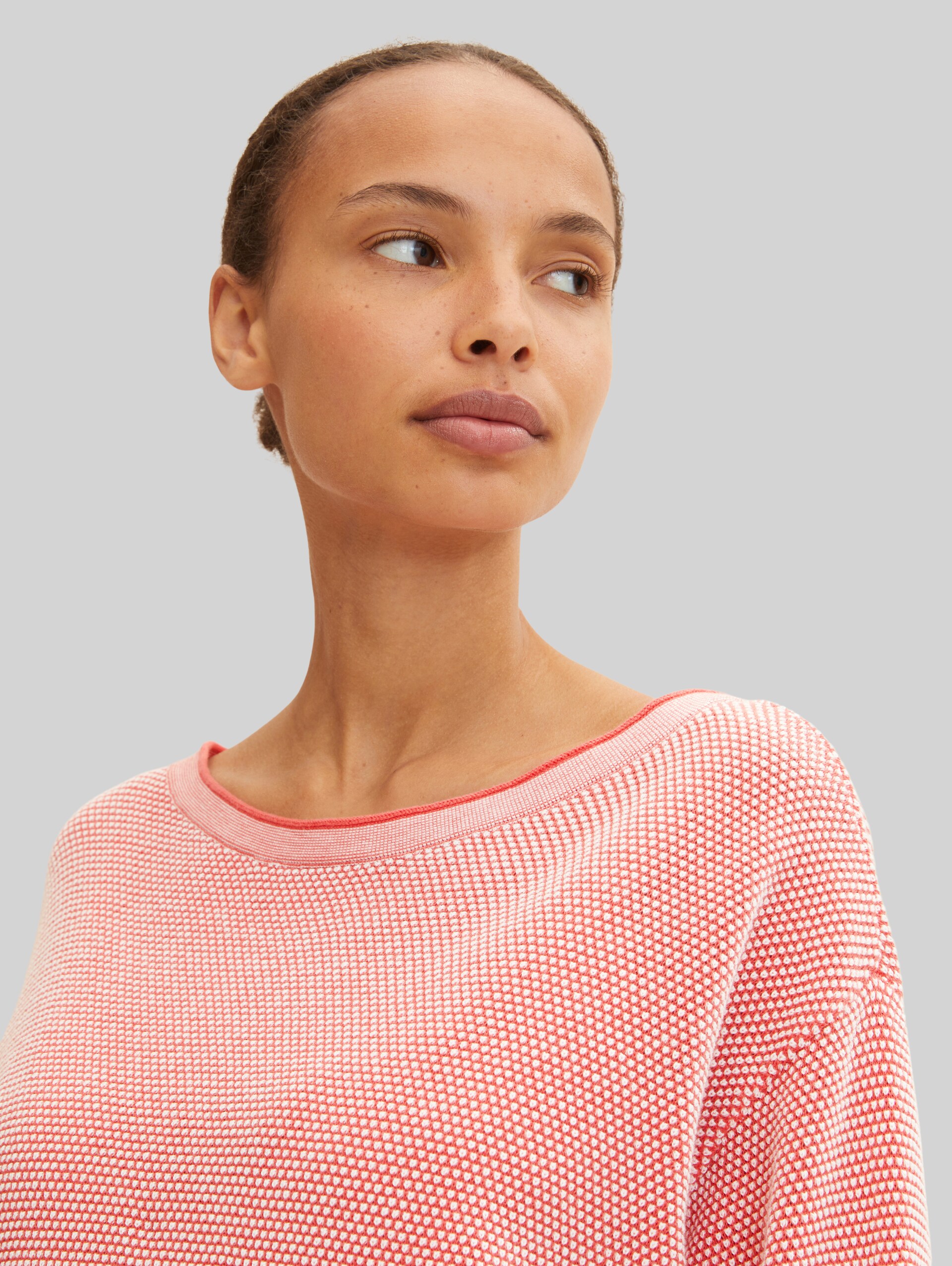 Loose Fit Strickpullover aus Baumwolle - papaya red bubble structure - Detail-Model-Ansicht