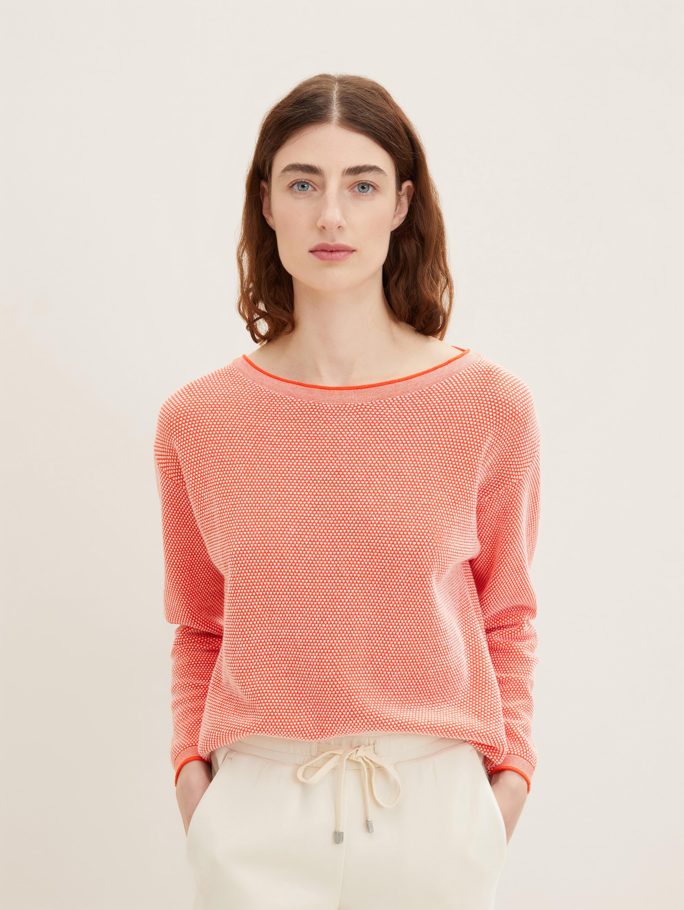 Loose fit knitted jumper made from organic cotton - red bubble structure - Neckline model front view