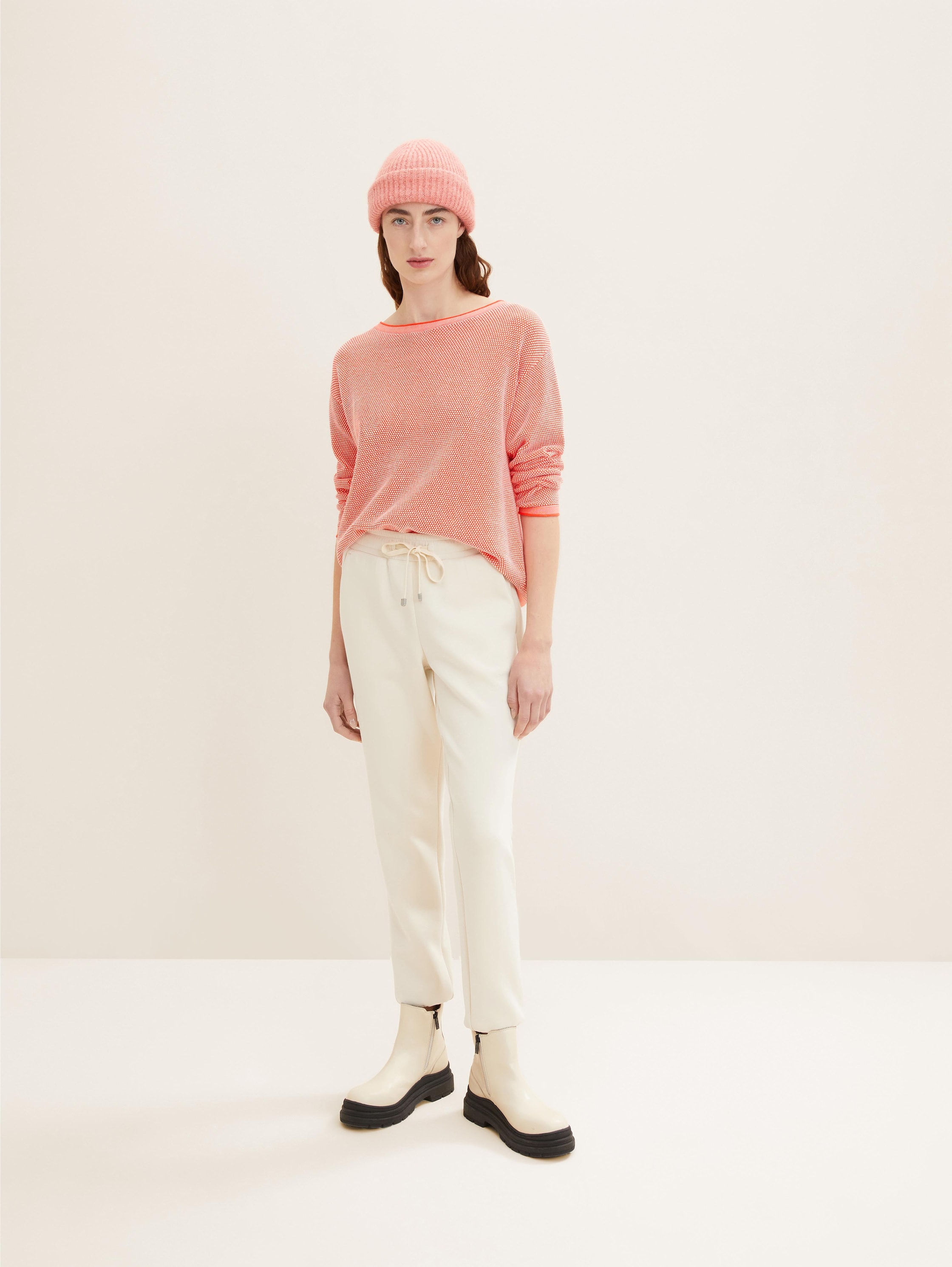 Loose fit knitted jumper made from organic cotton - red bubble structure - Model front view