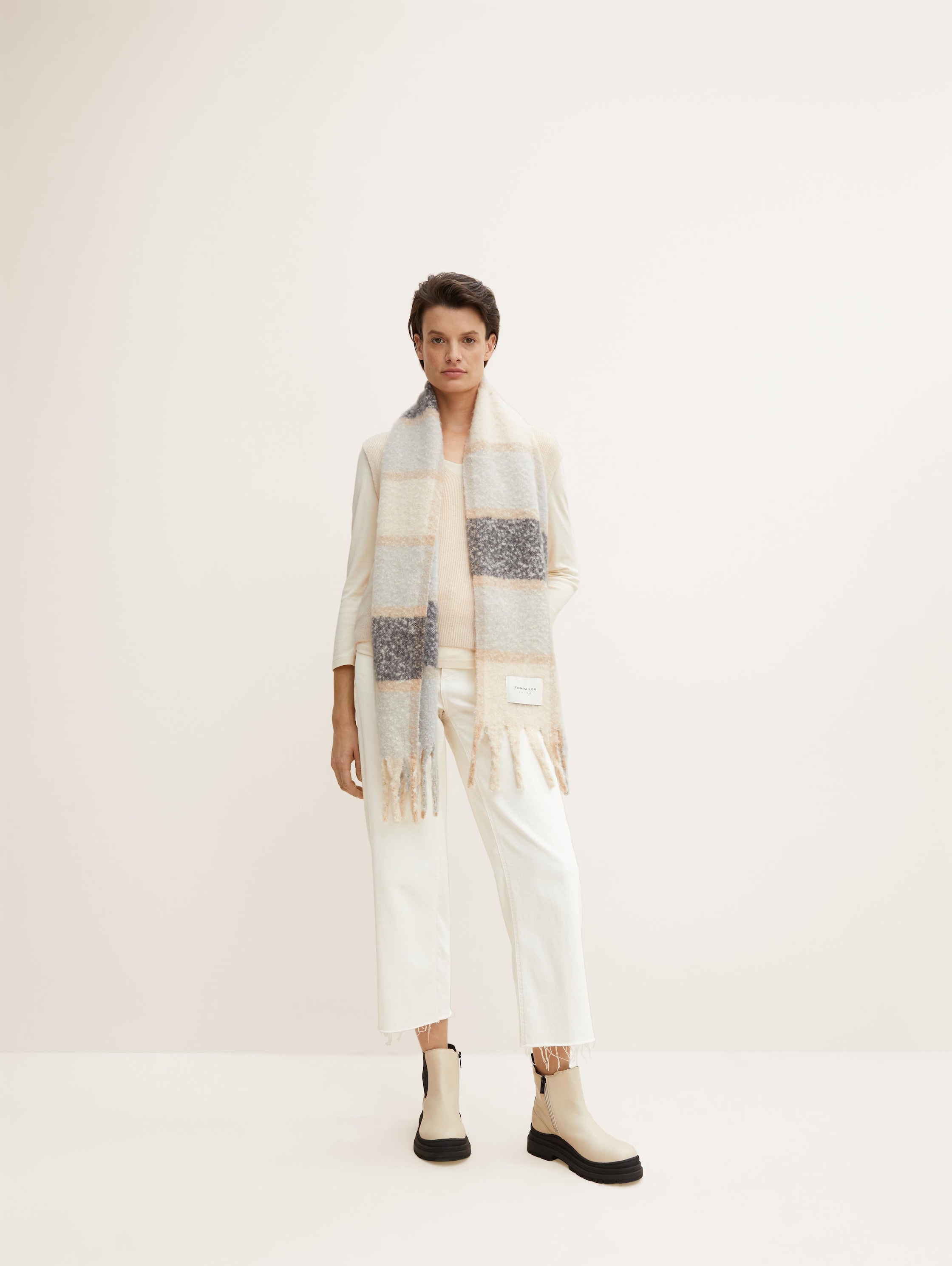 Slipover with a V-neckline - soft buttercream - Model front view