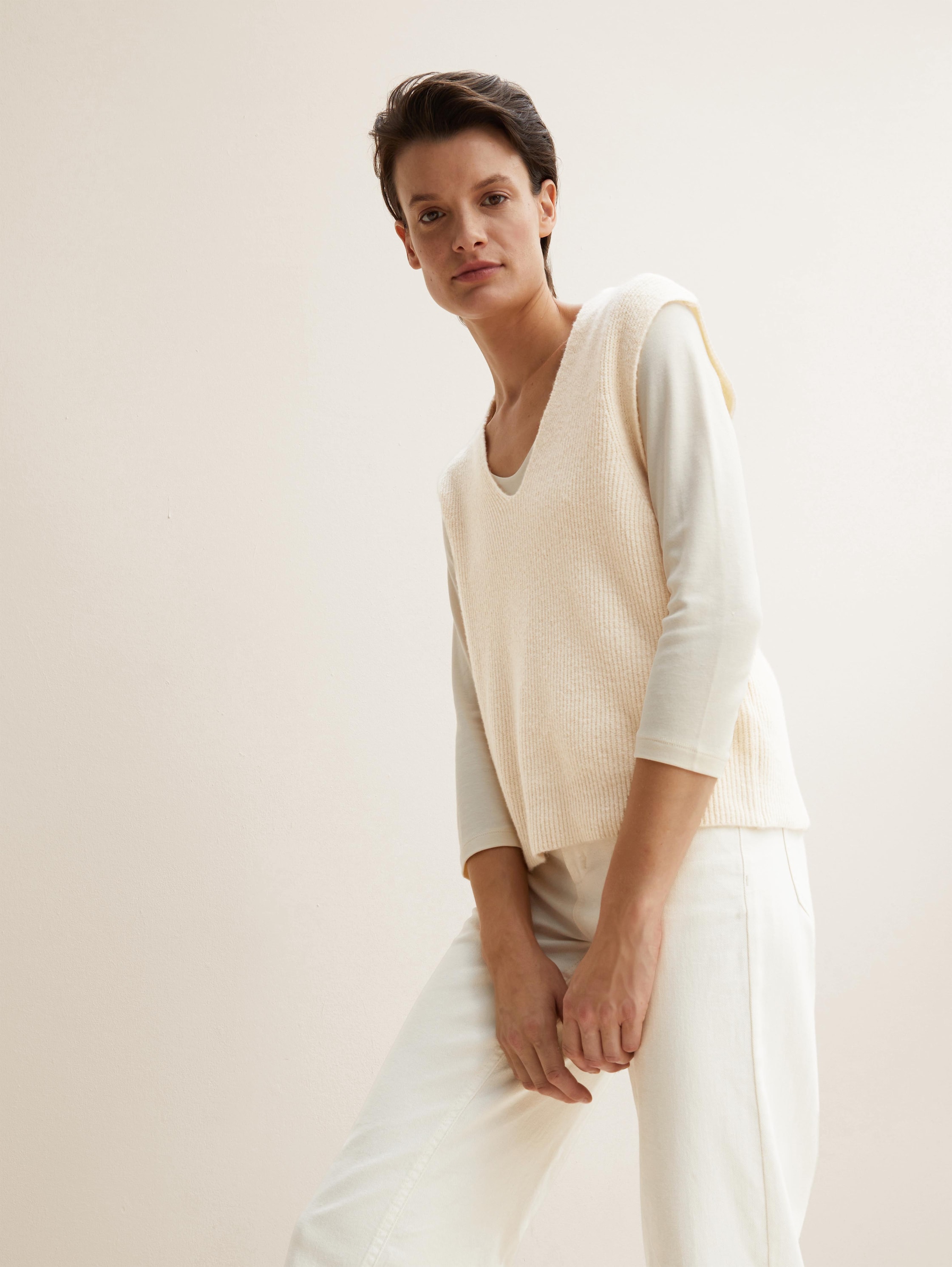 Slipover with a V-neckline - soft buttercream