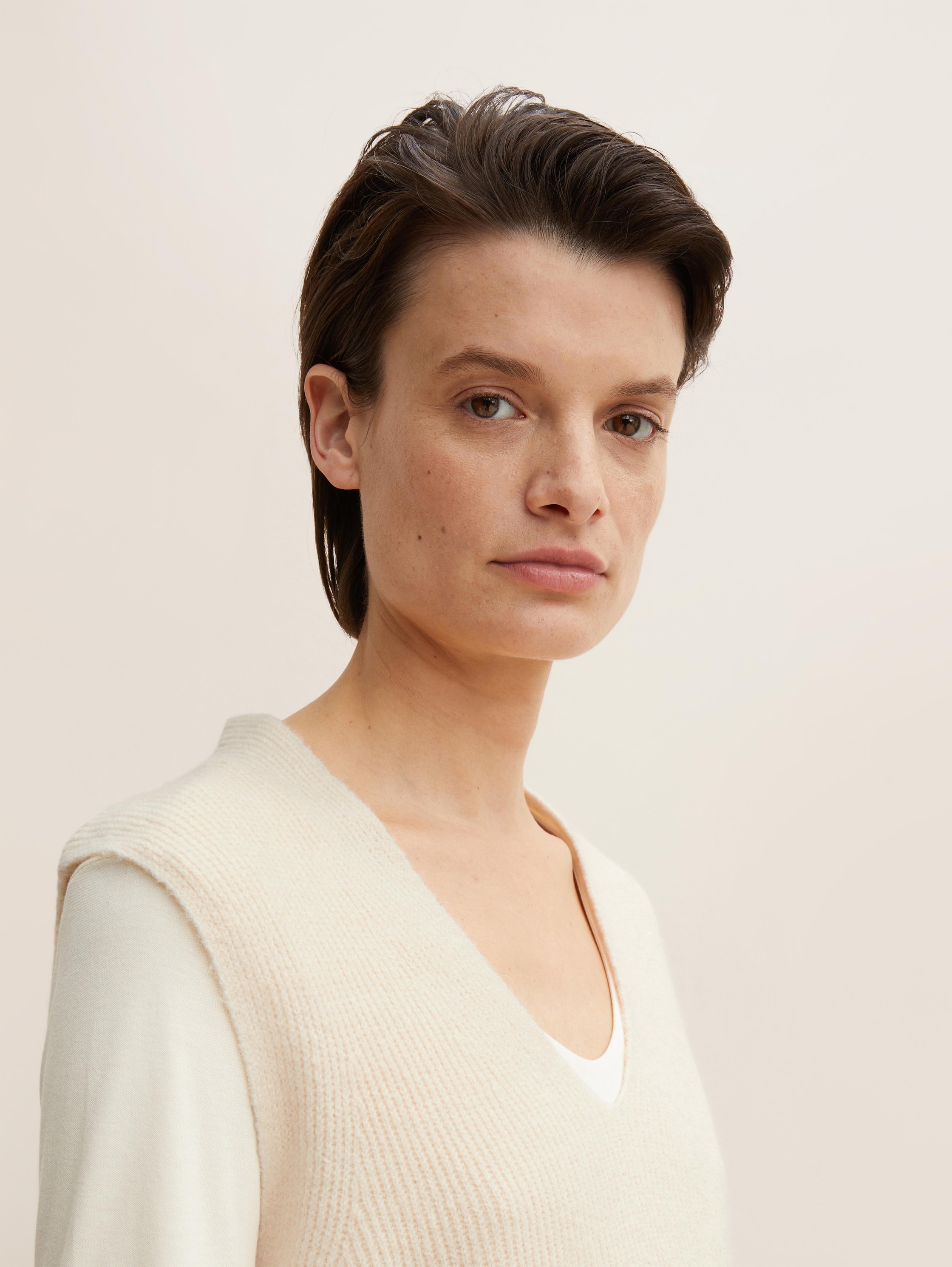 Slipover with a V-neckline - soft buttercream - Detail model view