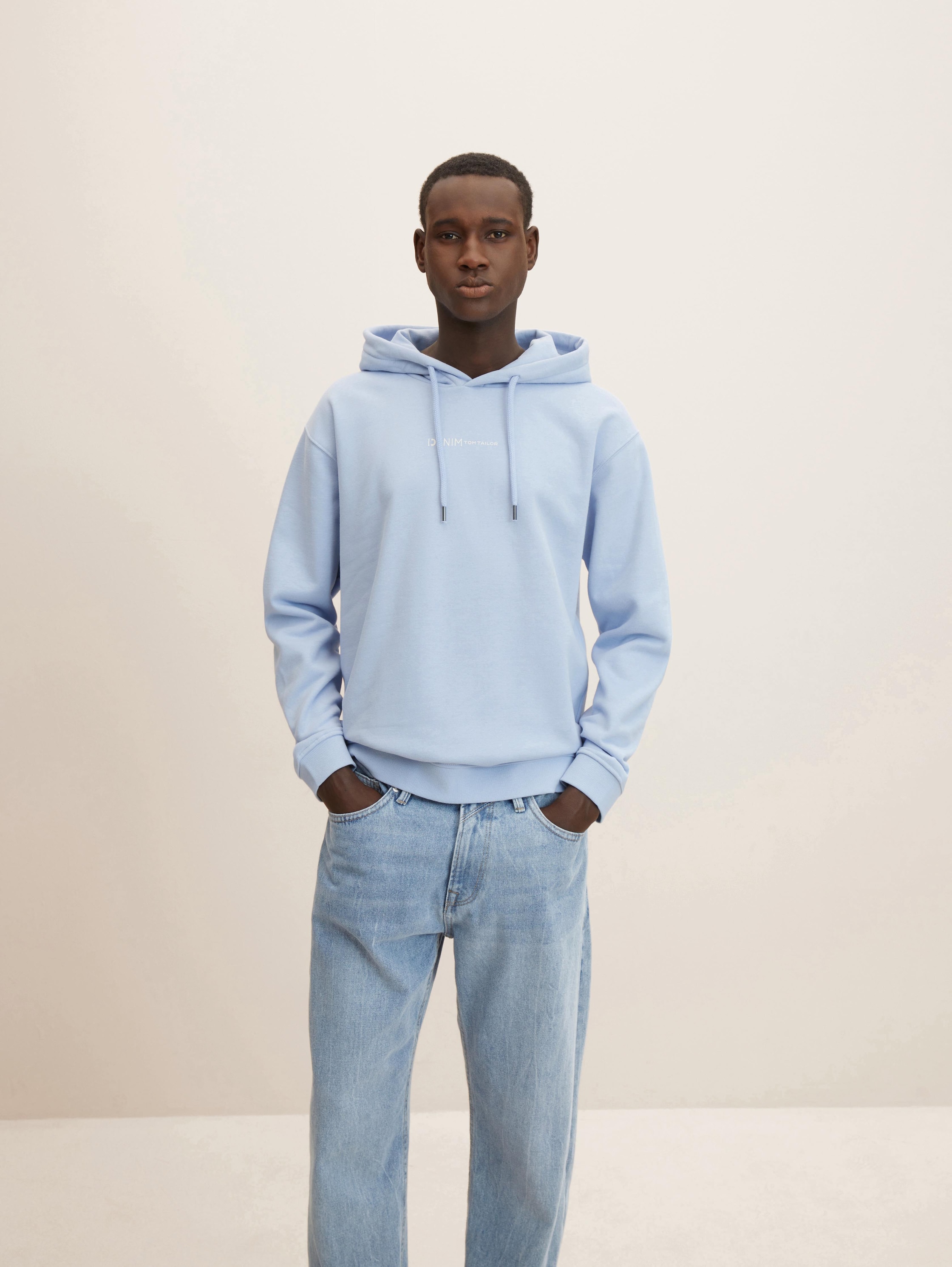 Hoodie mit Bio-Baumwolle - Brunnera Blue - Ausschnitt Model-Vorderansicht