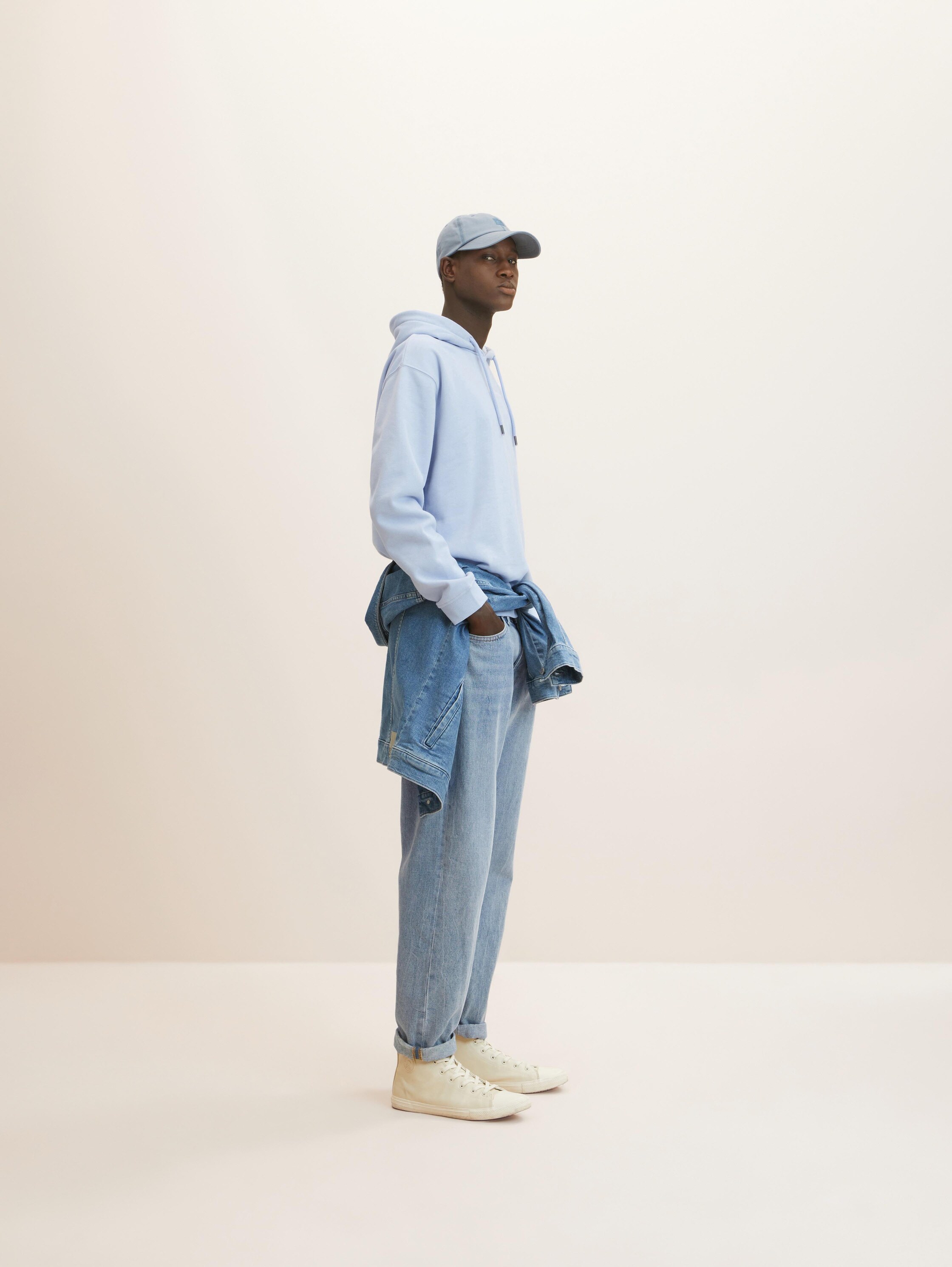 Hoodie mit Bio-Baumwolle - Brunnera Blue - Model-Vorderansicht