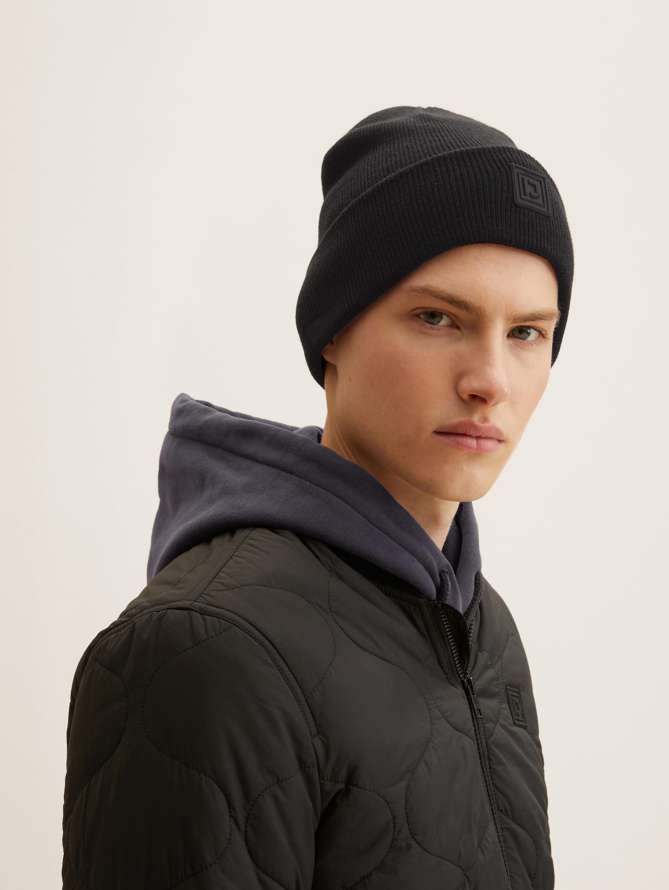 Basic Beanie mit Logo Badge - 2