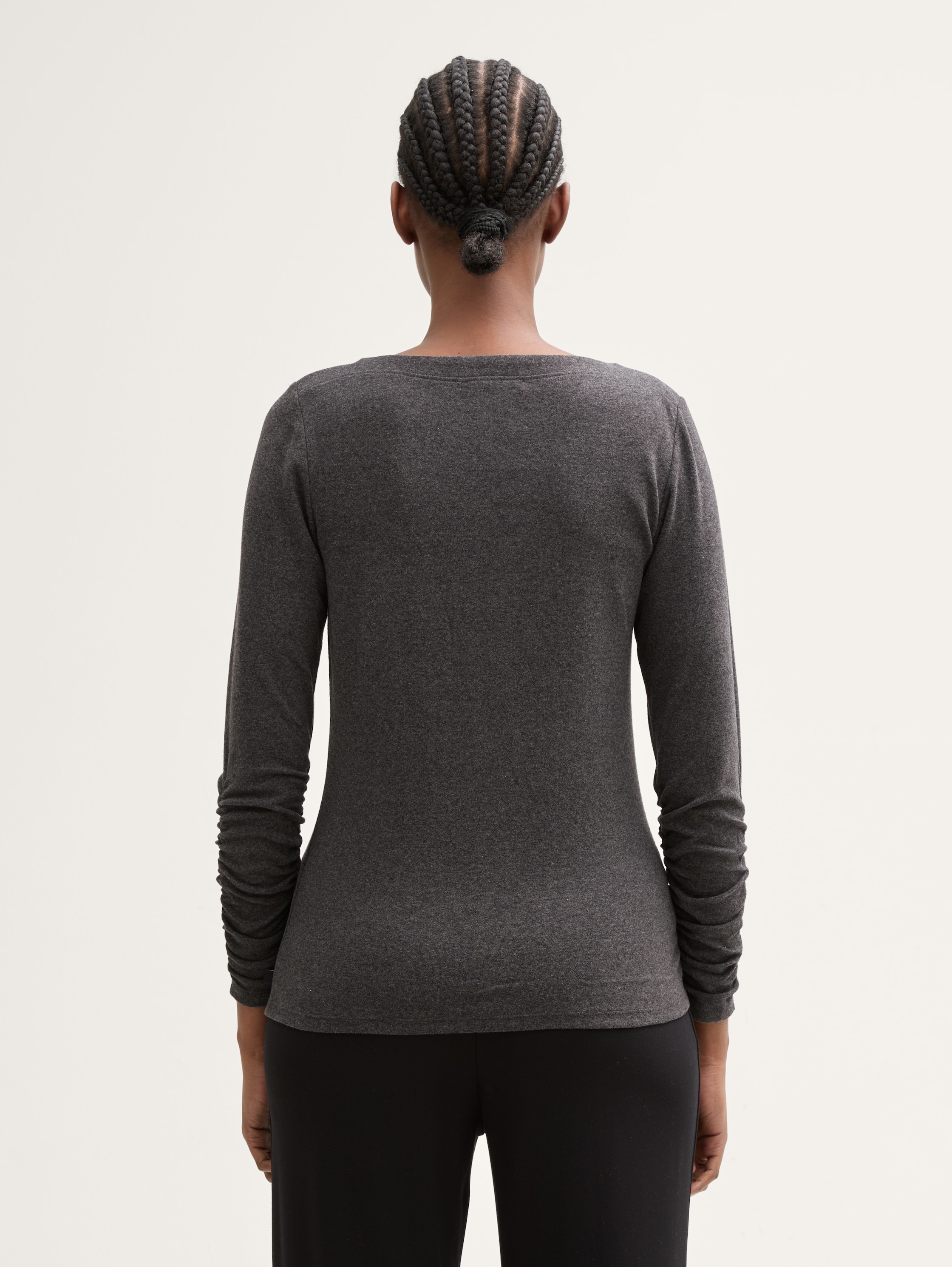 Basic Langarmshirt mit Raffärmeln - shale_grey_melange - Auschnitt Model-Rückansicht