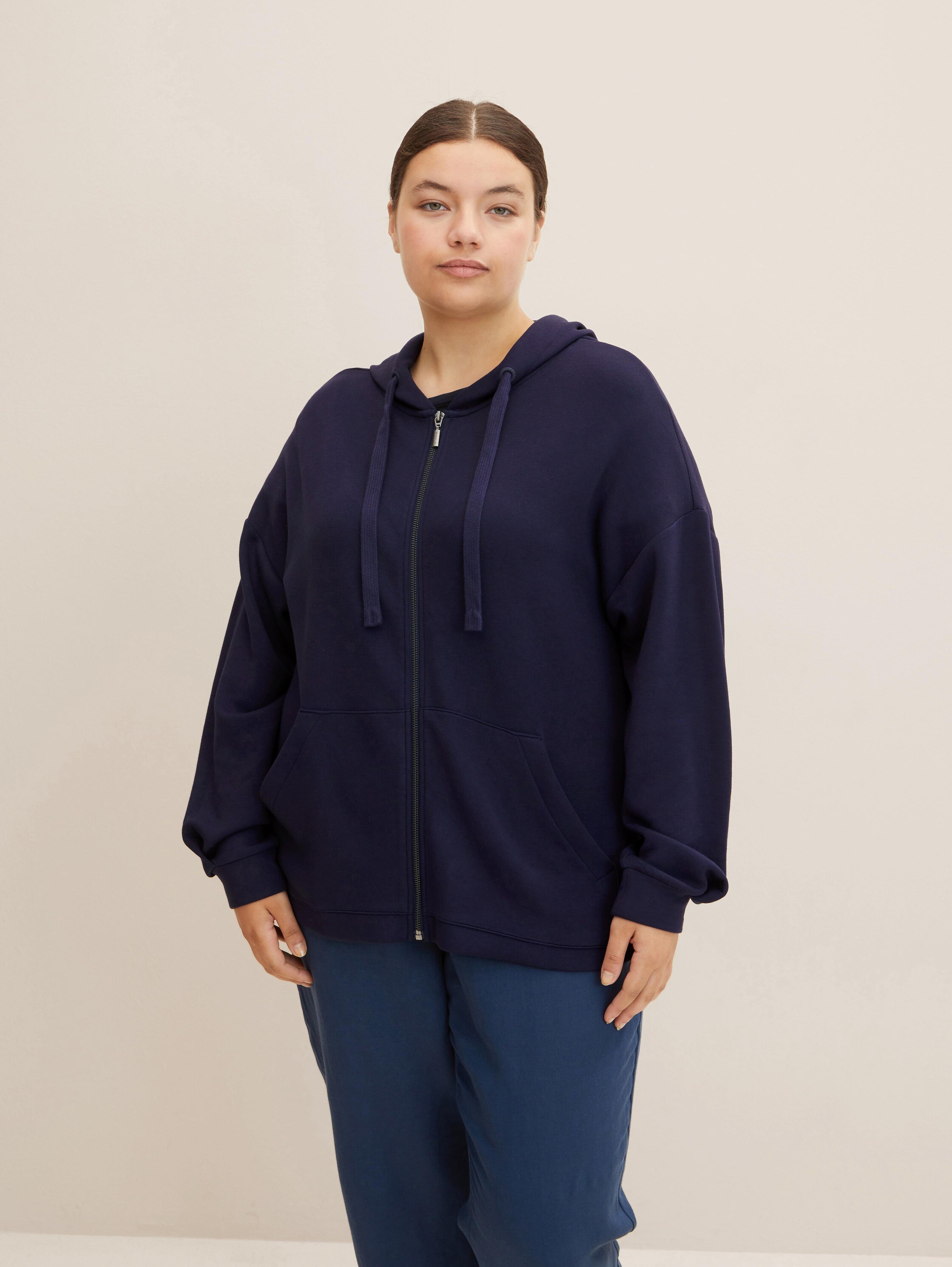 Plus Size - Basic Sweatjacke - navy midnight blue - Ausschnitt Model-Vorderansicht