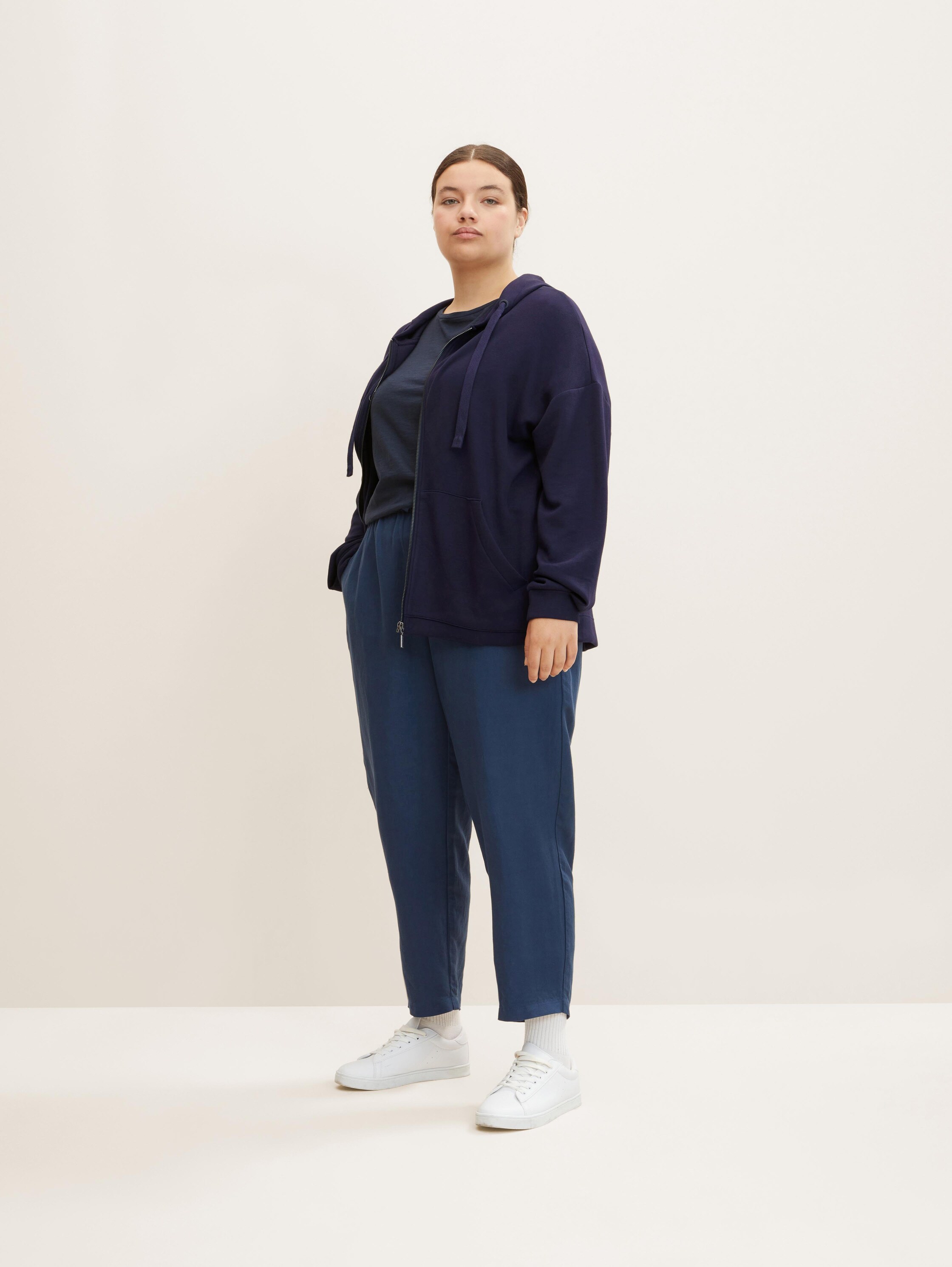 Plus Size - Basic Sweatjacke - navy midnight blue - Model-Vorderansicht