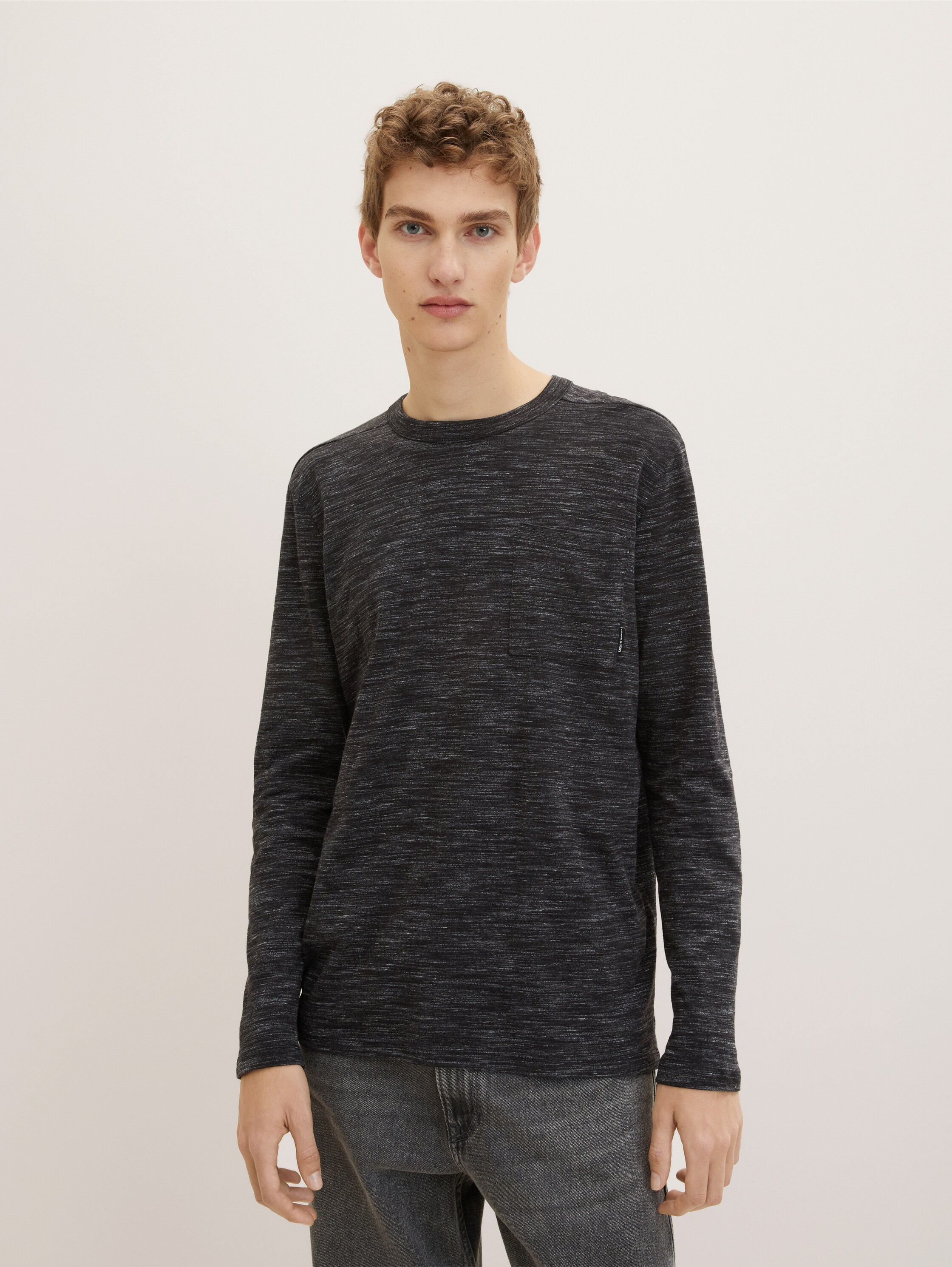 Langarmshirt in Melange-Optik - black new space dye - Ausschnitt Model-Vorderansicht