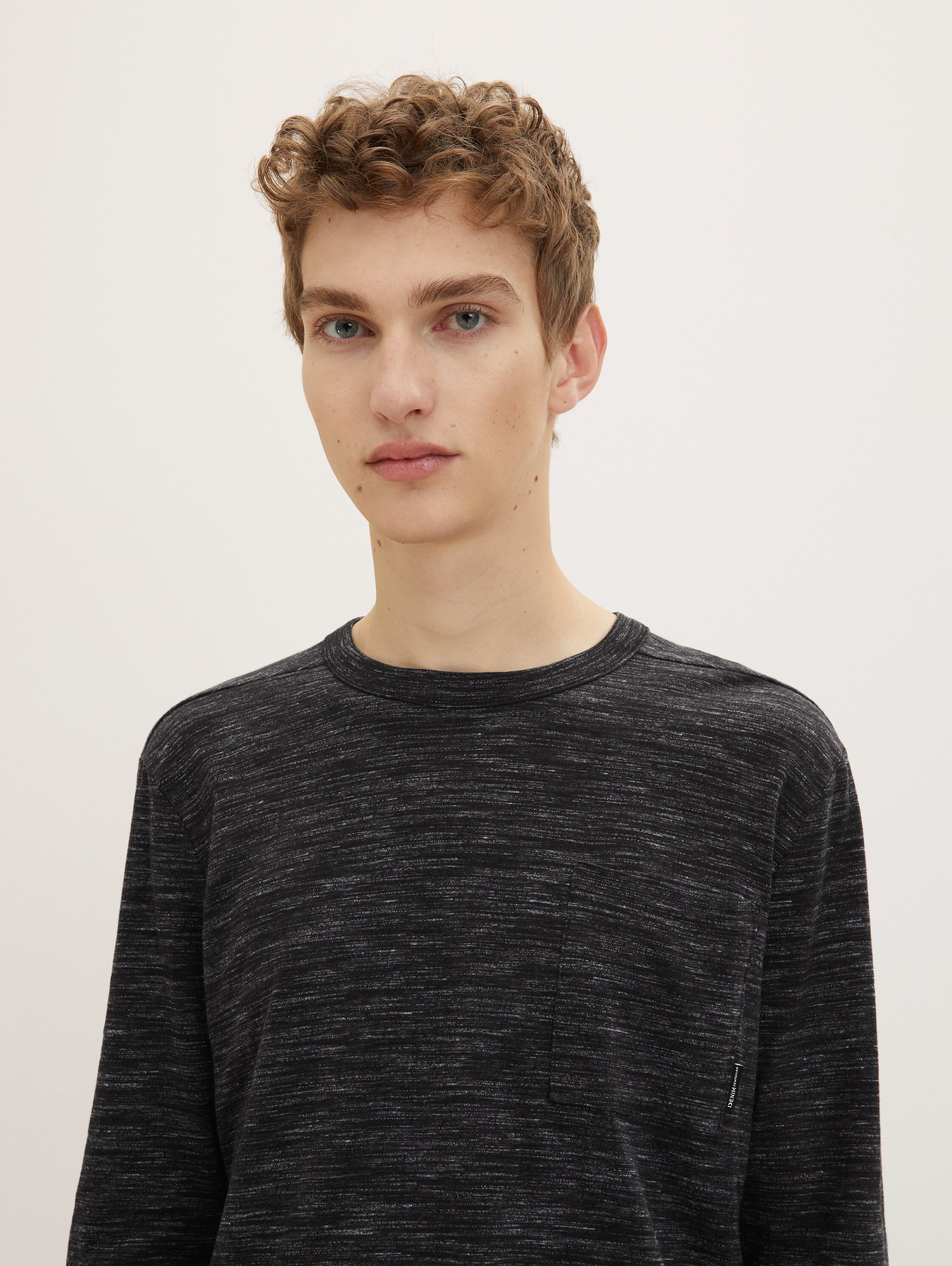 Langarmshirt in Melange-Optik - black new space dye - Detail-Model-Ansicht