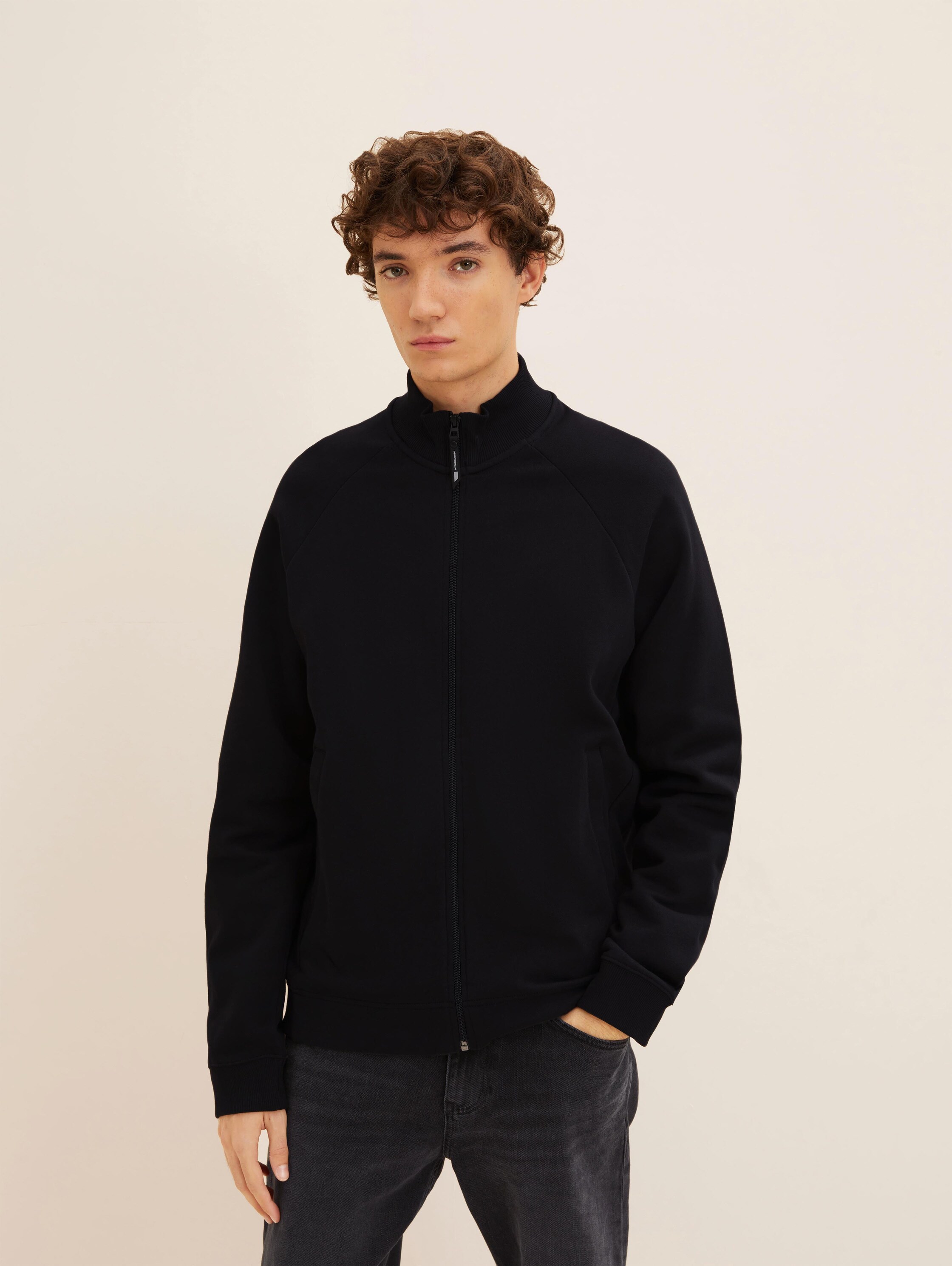 Sweatjacke mit Print - Black - Ausschnitt Model-Vorderansicht