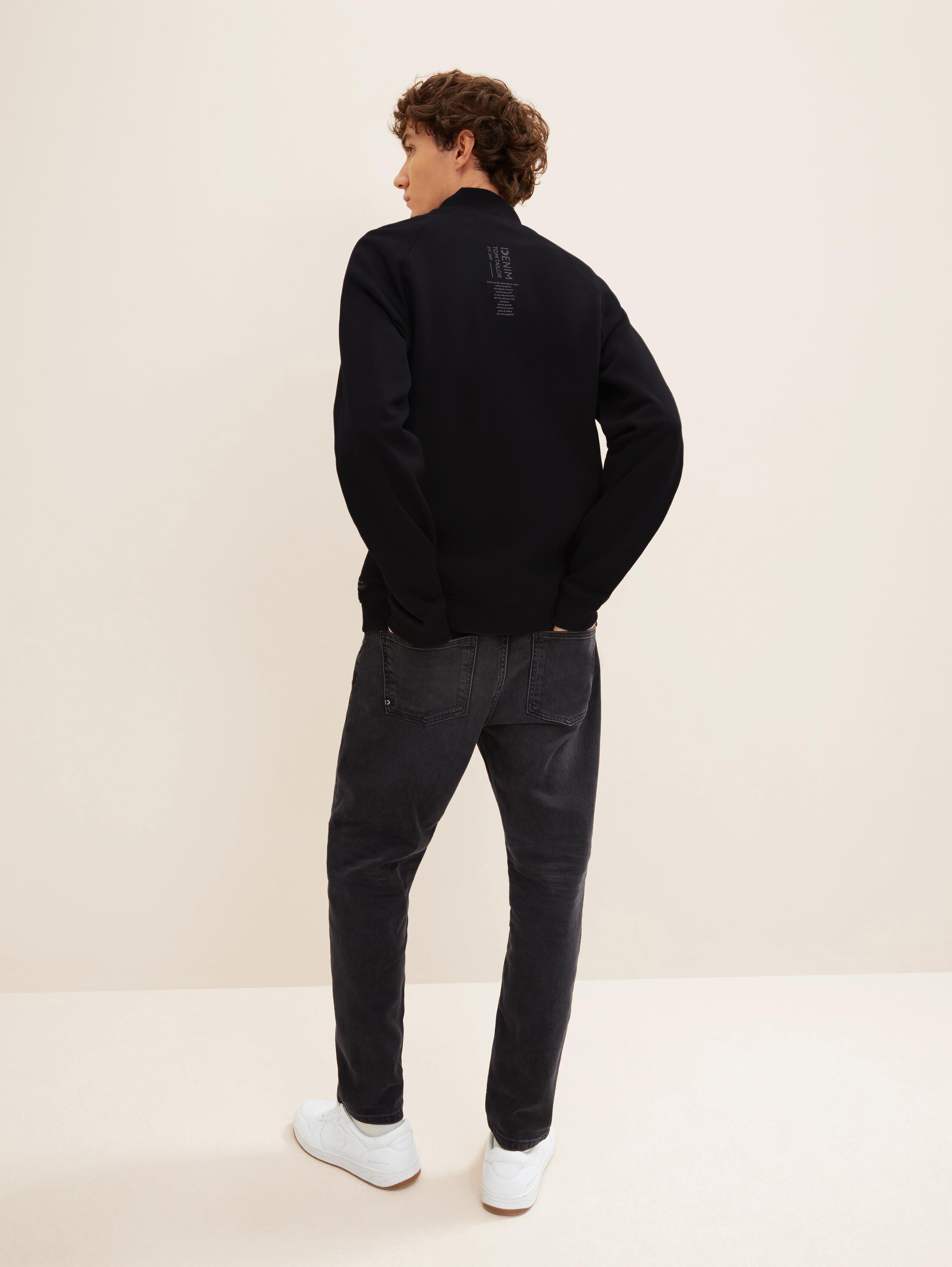 Sweatjacke mit Print - Black - Auschnitt Model-Rückansicht