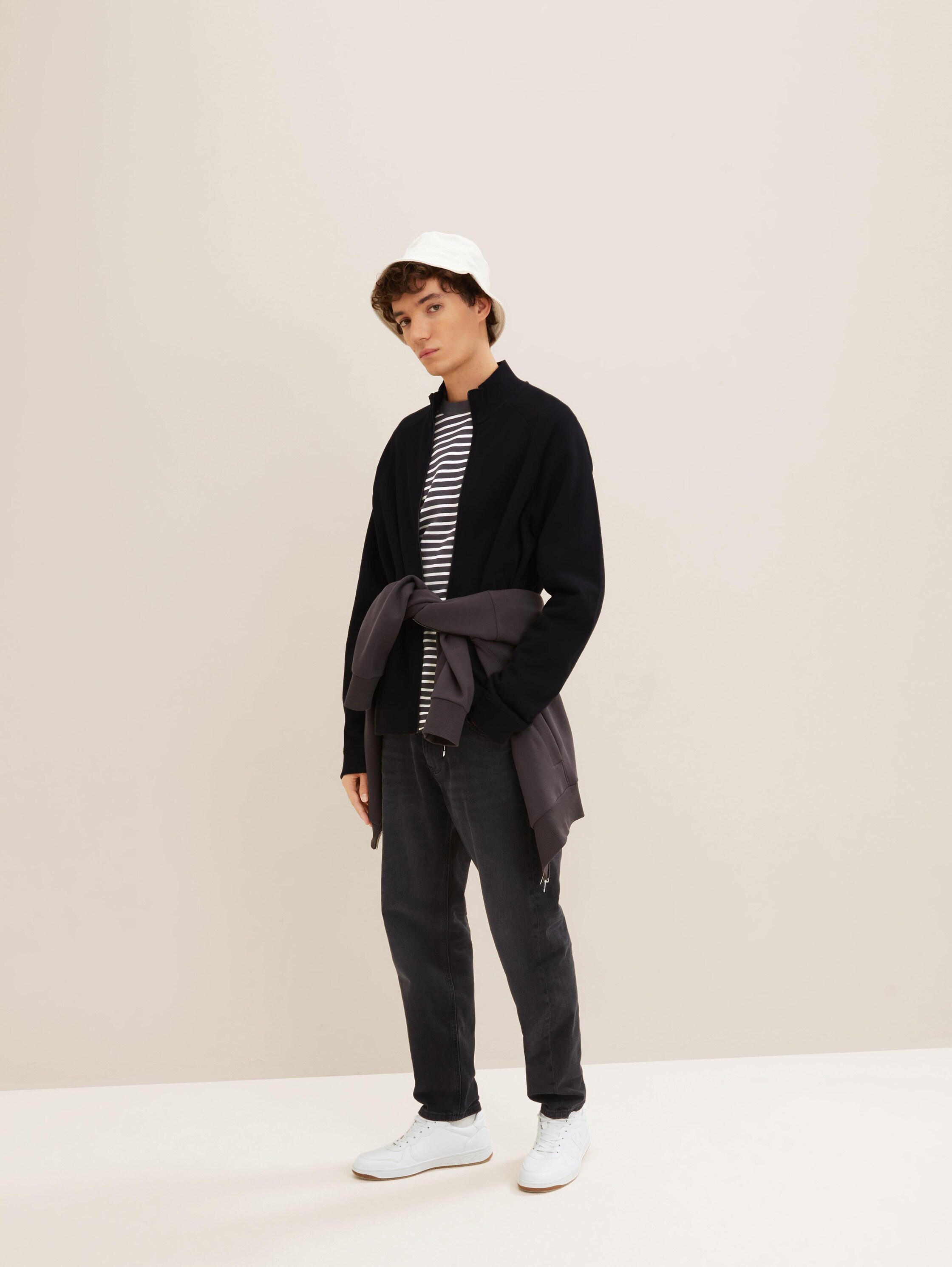 Sweatjacke mit Print - Black - Model-Vorderansicht