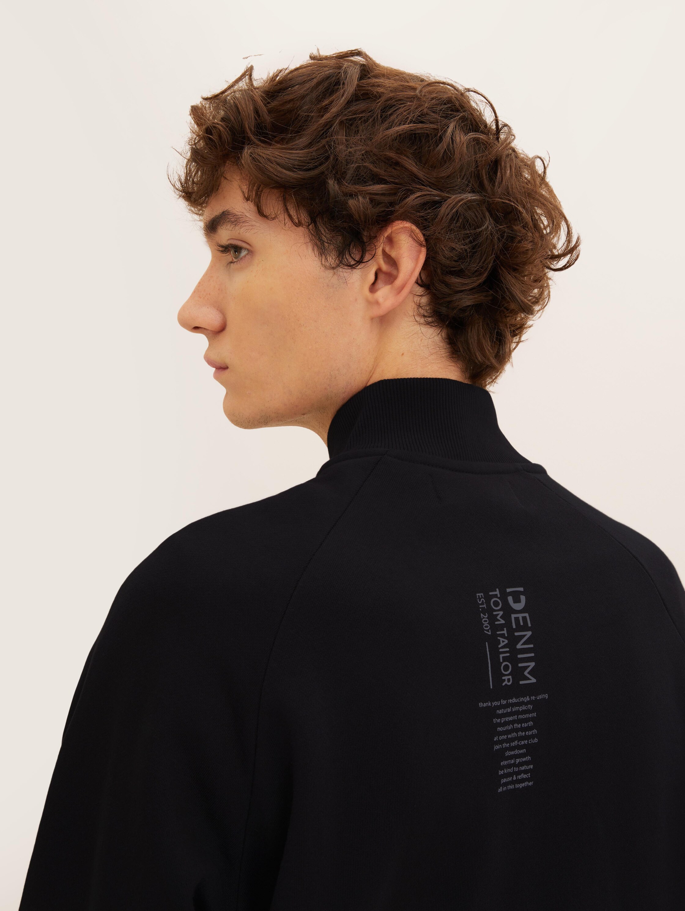 Sweatjacke mit Print - Black - Detail-Model-Ansicht