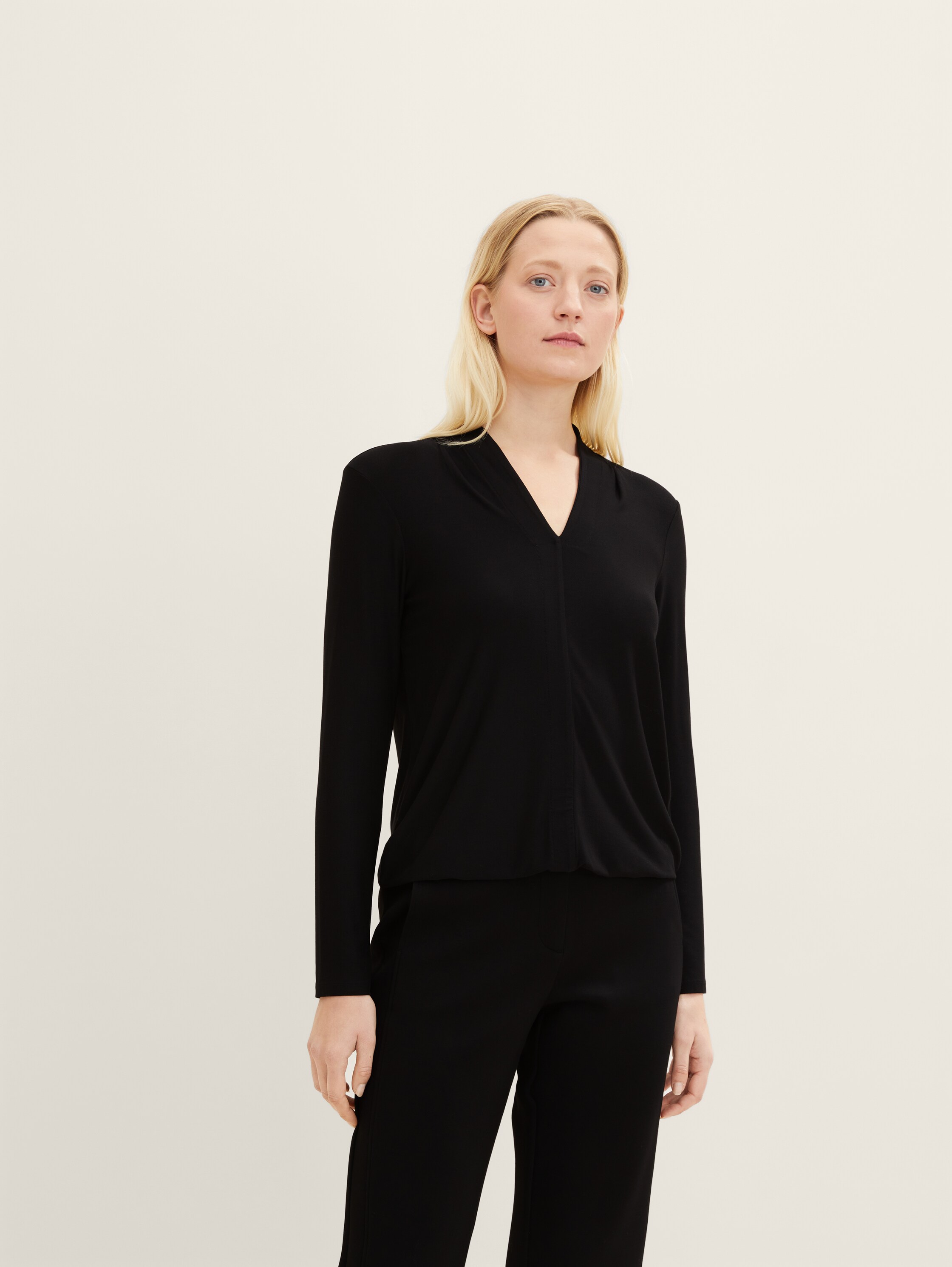 Langarmshirt mit V-Ausschnitt - deep black - Ausschnitt Model-Vorderansicht
