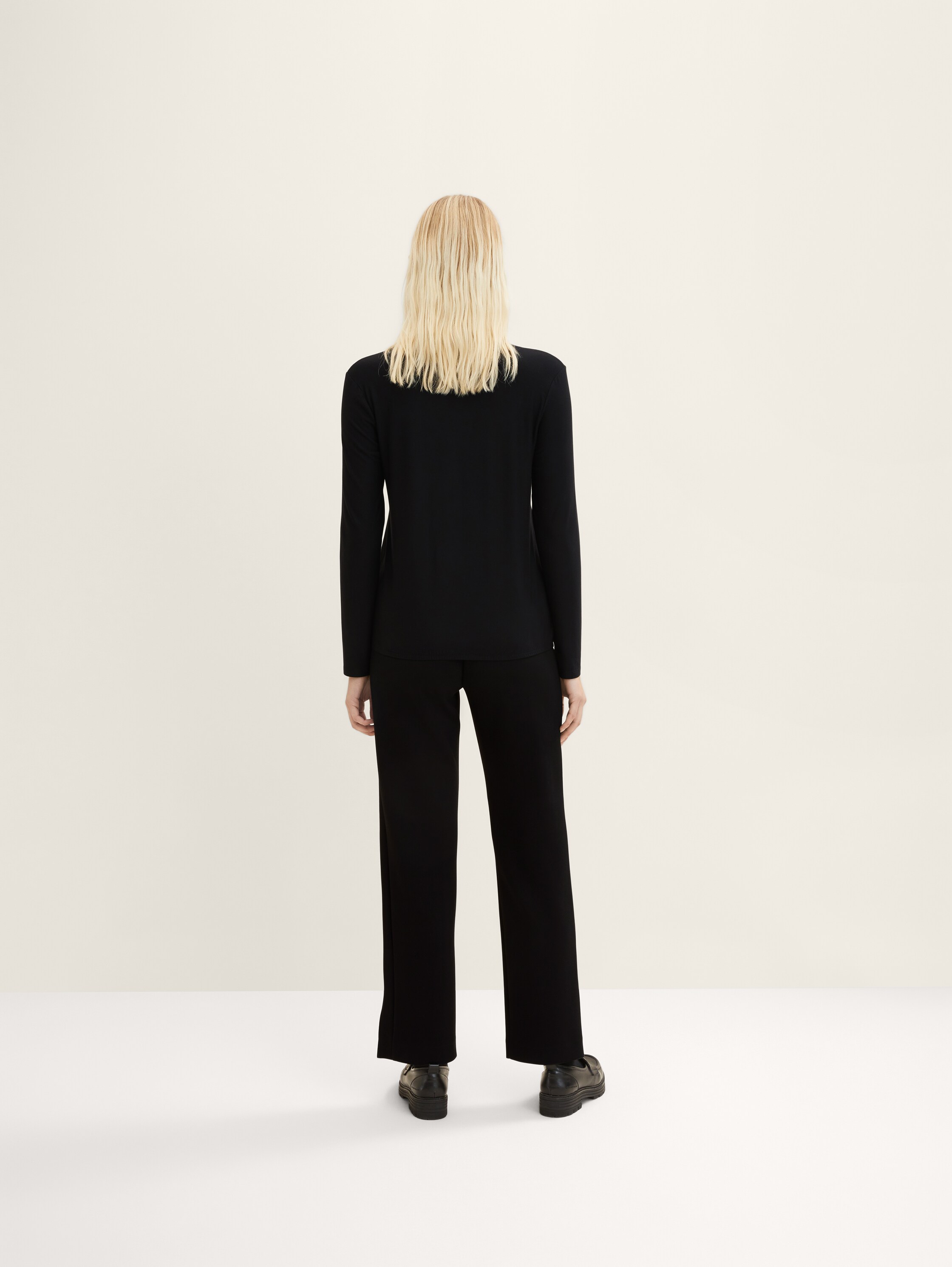 Langarmshirt mit V-Ausschnitt - deep black - Auschnitt Model-Rückansicht