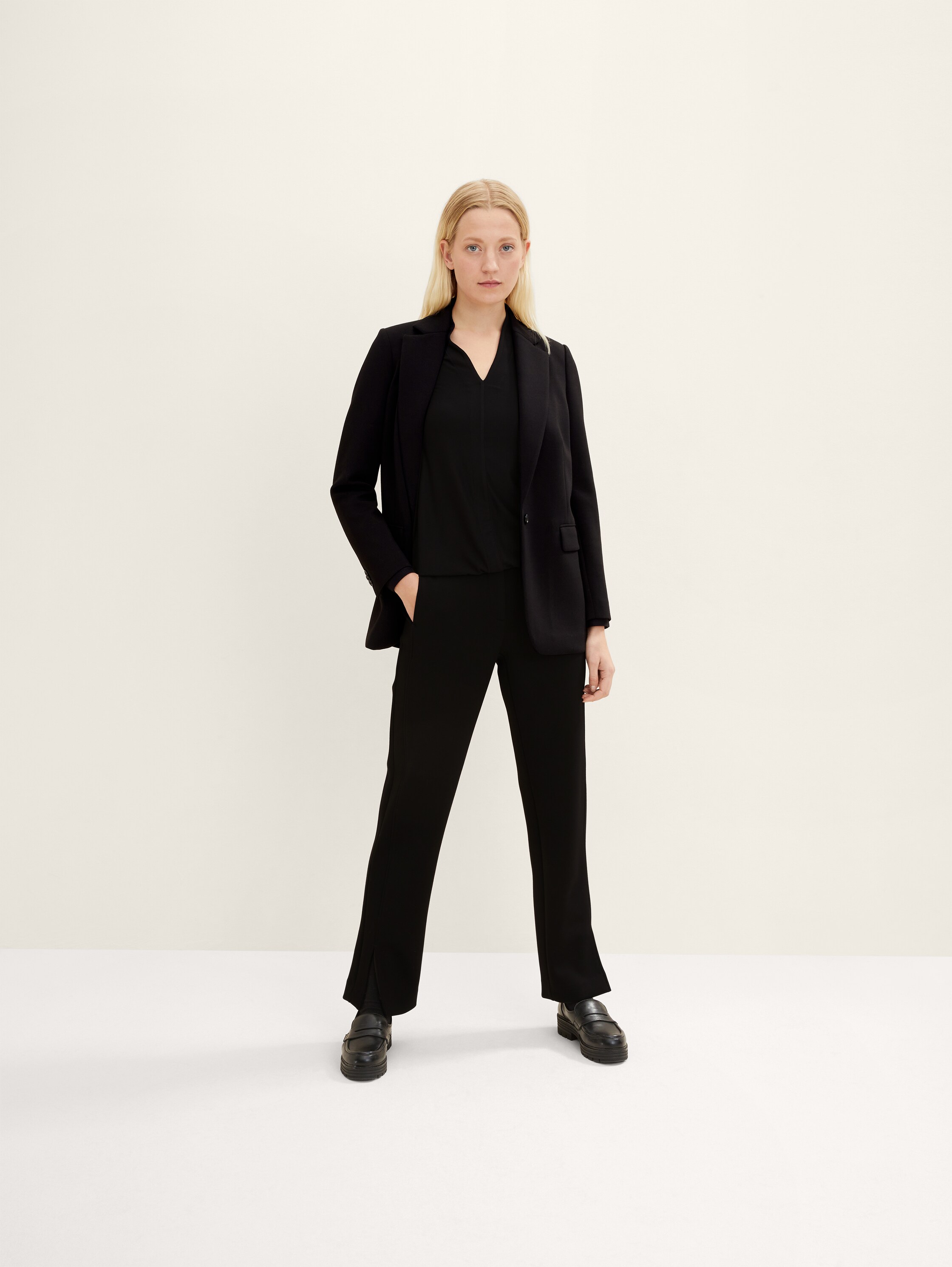 Langarmshirt mit V-Ausschnitt - deep black - Model-Vorderansicht