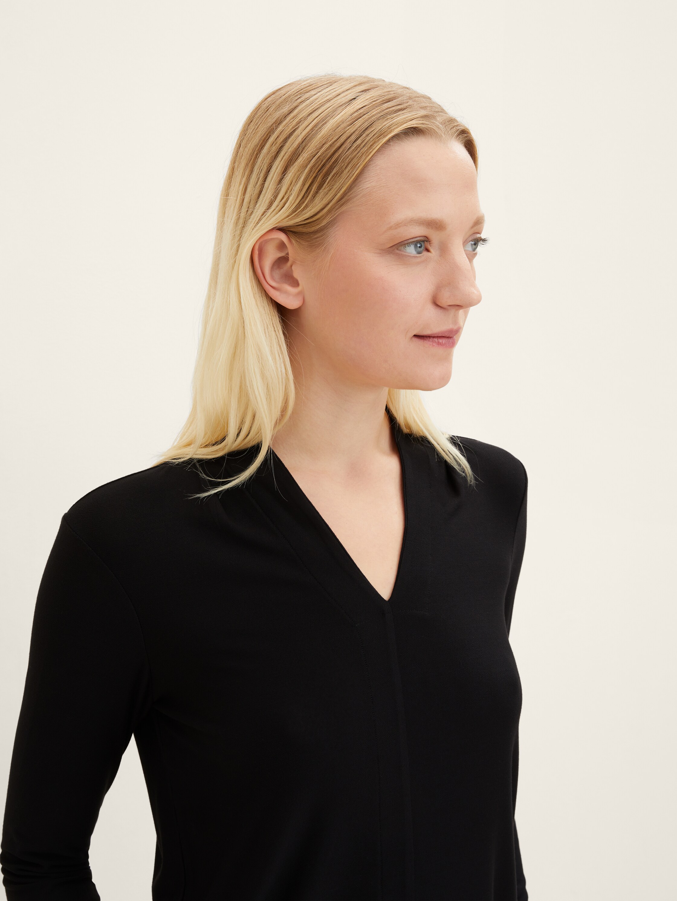 Langarmshirt mit V-Ausschnitt - deep black - Detail-Model-Ansicht