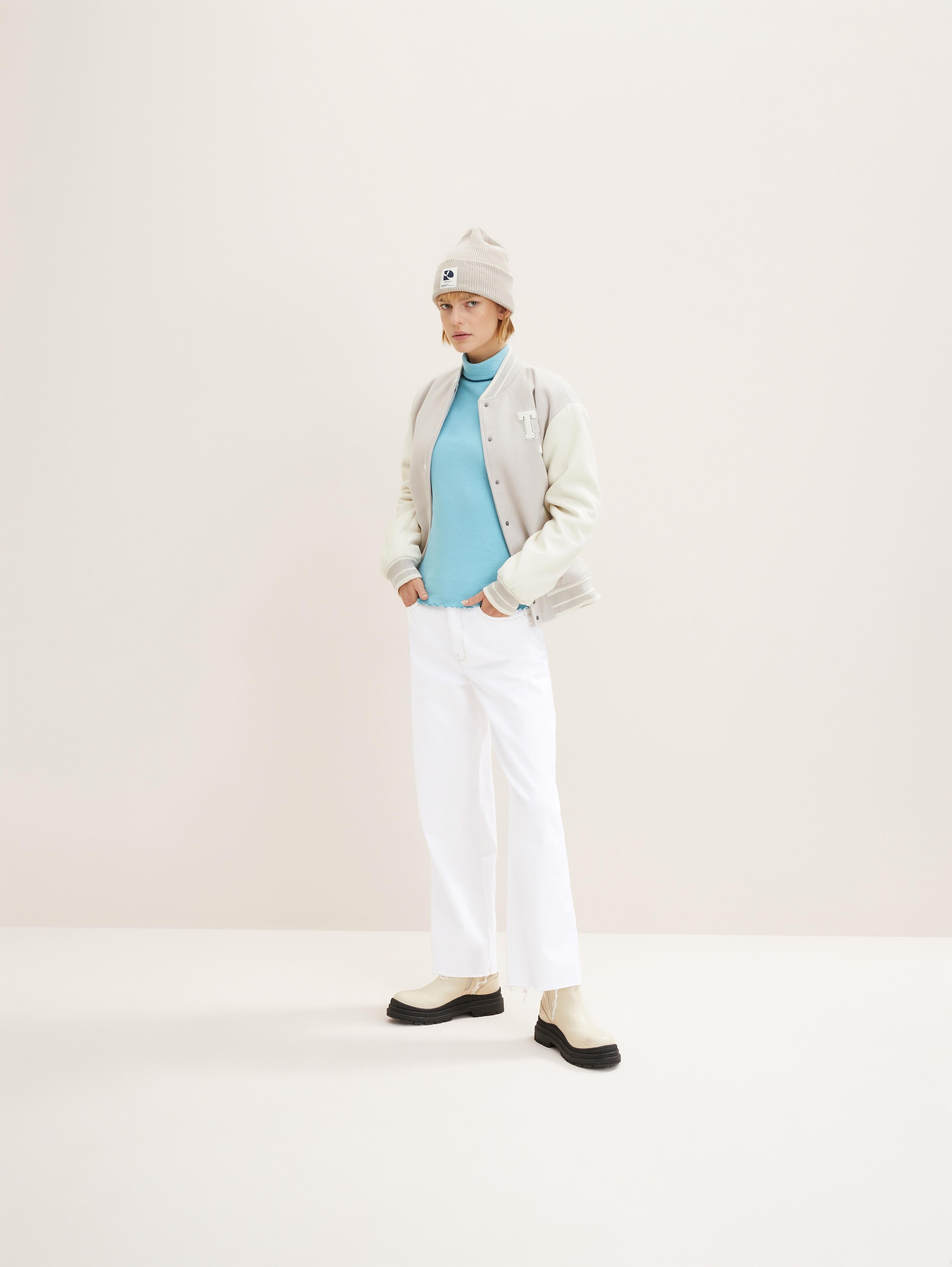 Gebreide coltrui - bright reef blue - Model vooraanzicht