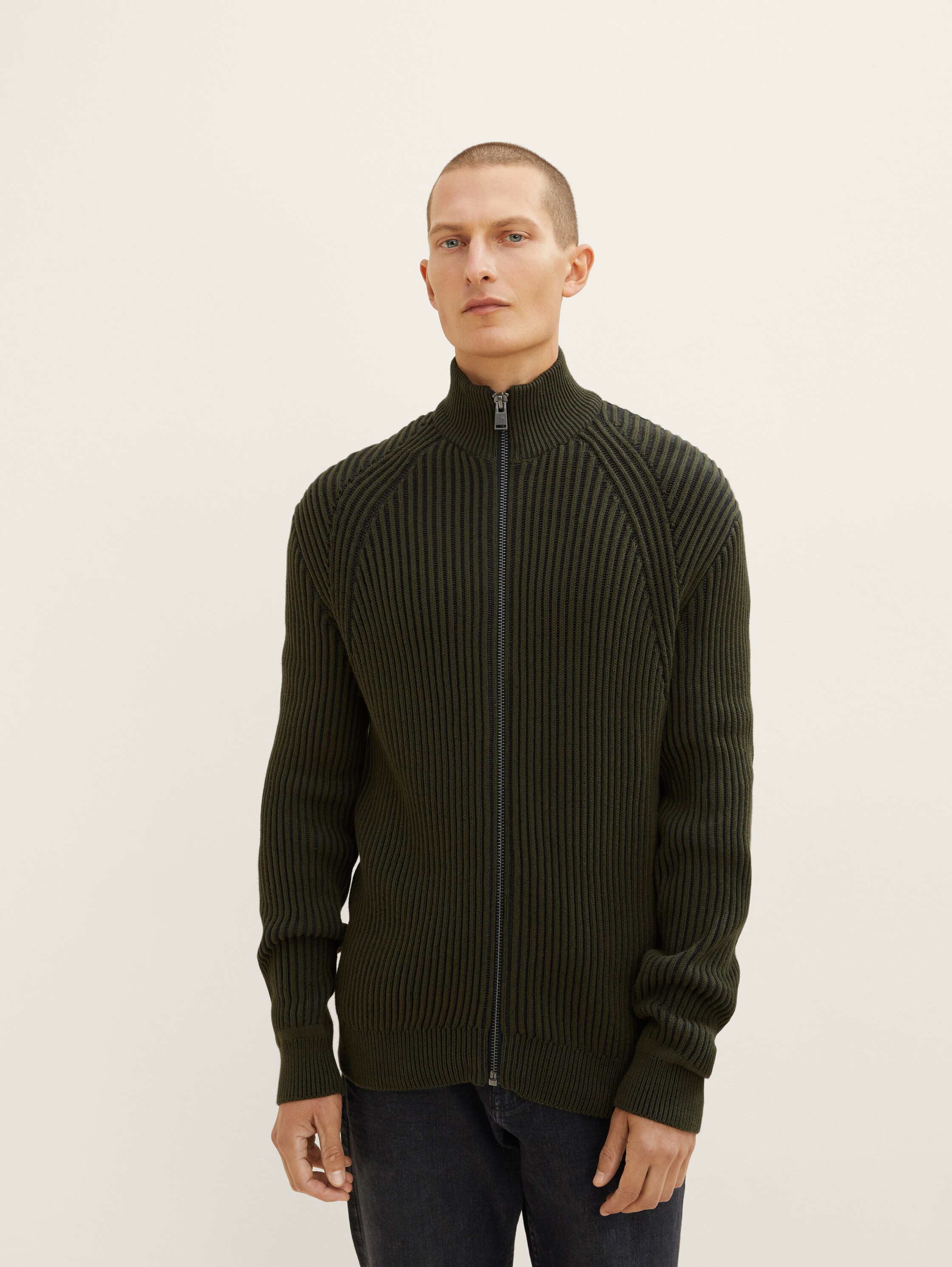 Strickjacke mit Rippstruktur - Deep Forest Green - Ausschnitt Model-Vorderansicht