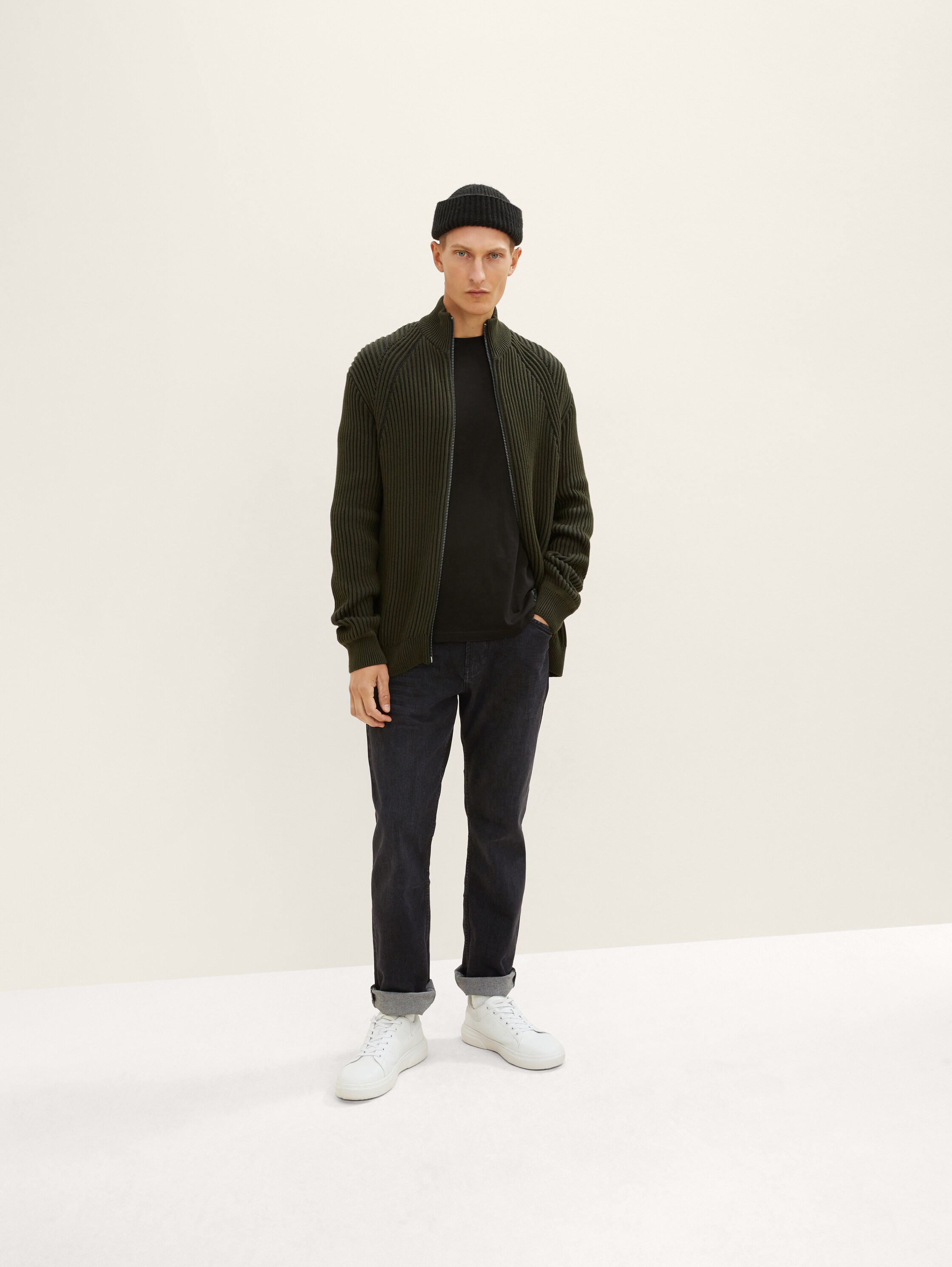 Strickjacke mit Rippstruktur - Deep Forest Green - Model-Vorderansicht