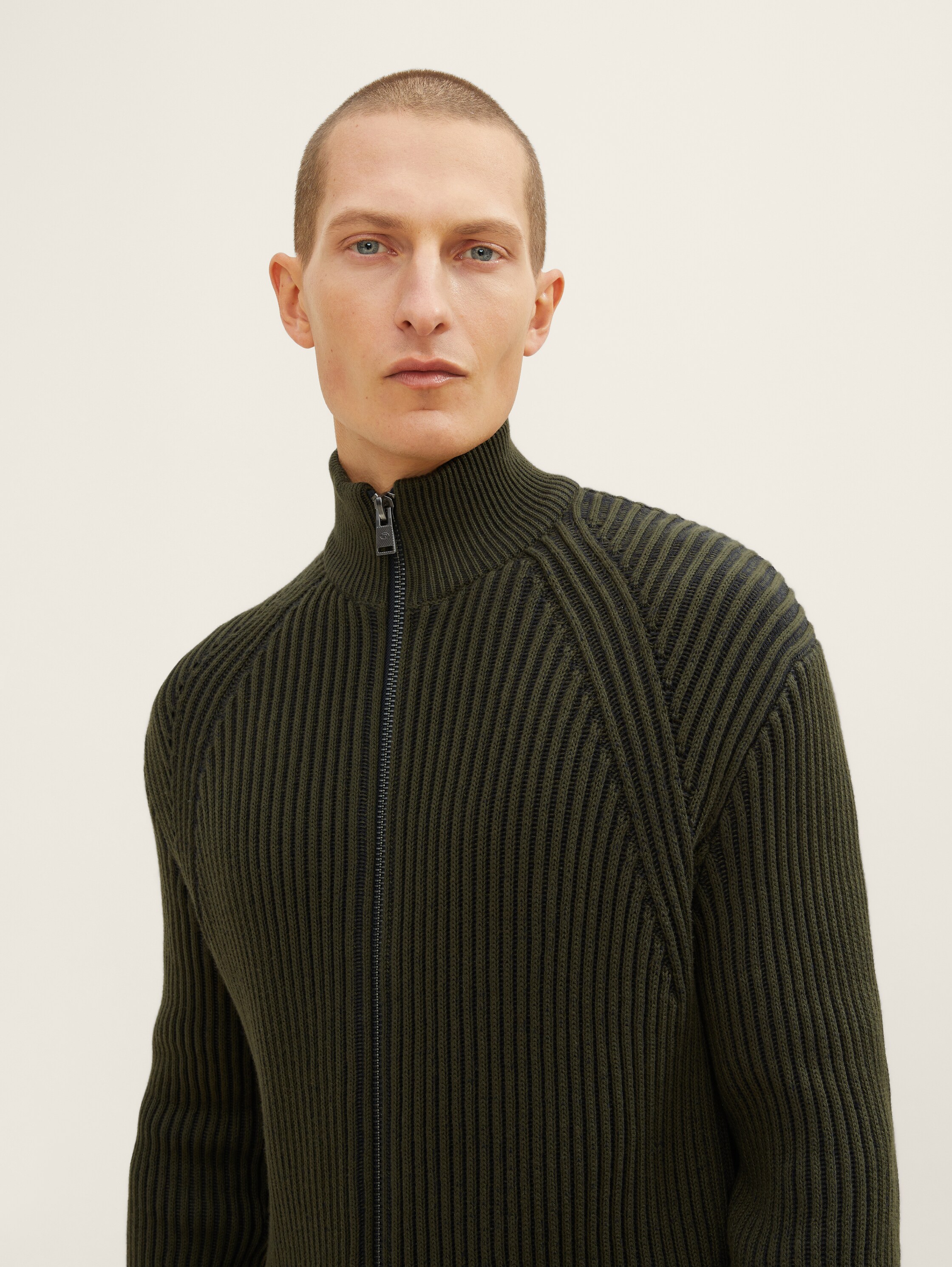 Strickjacke mit Rippstruktur - Deep Forest Green - Detail-Model-Ansicht