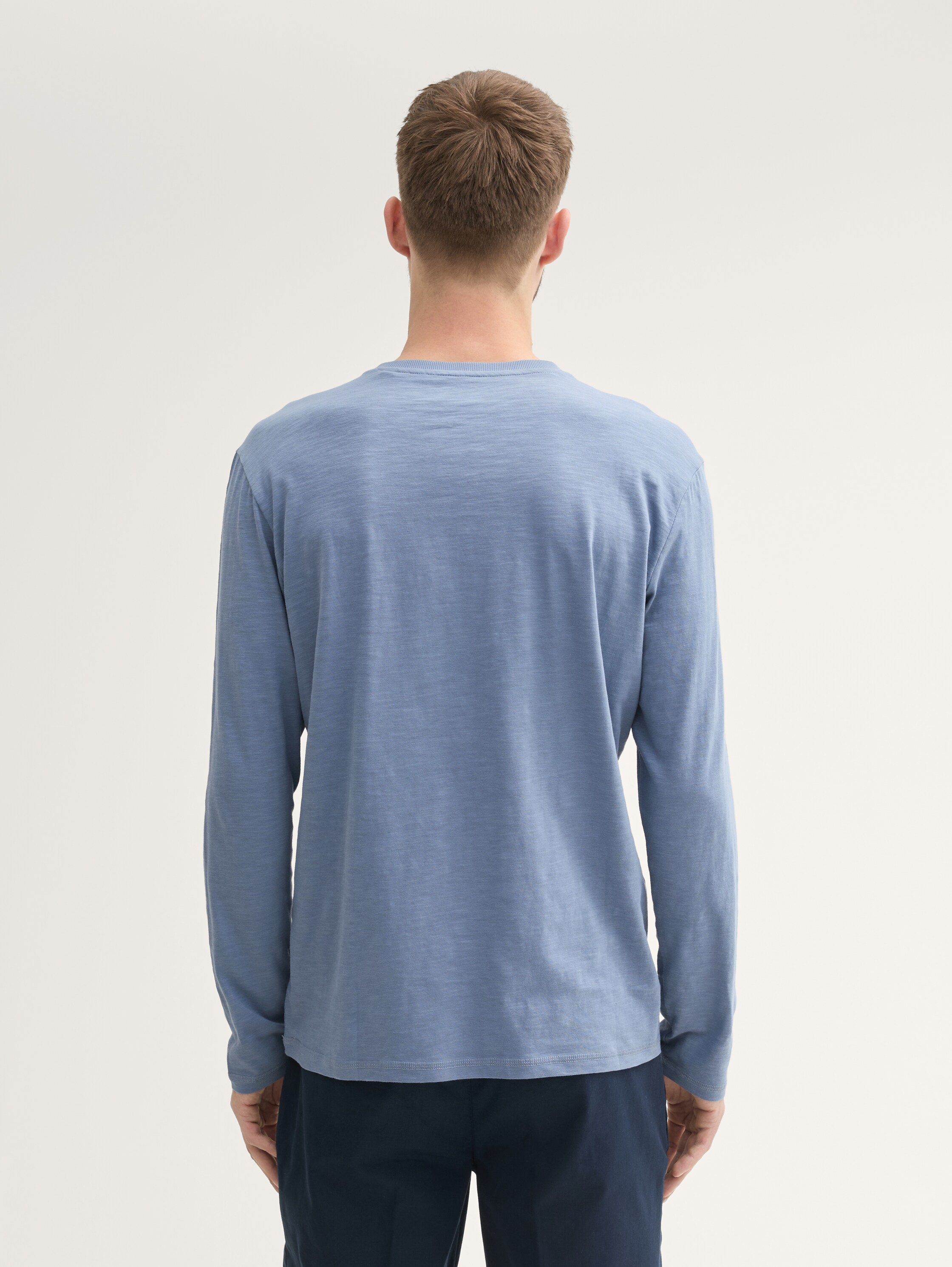 Henley Langarmshirt aus Baumwolle - Gravel Grey - Auschnitt Model-Rückansicht
