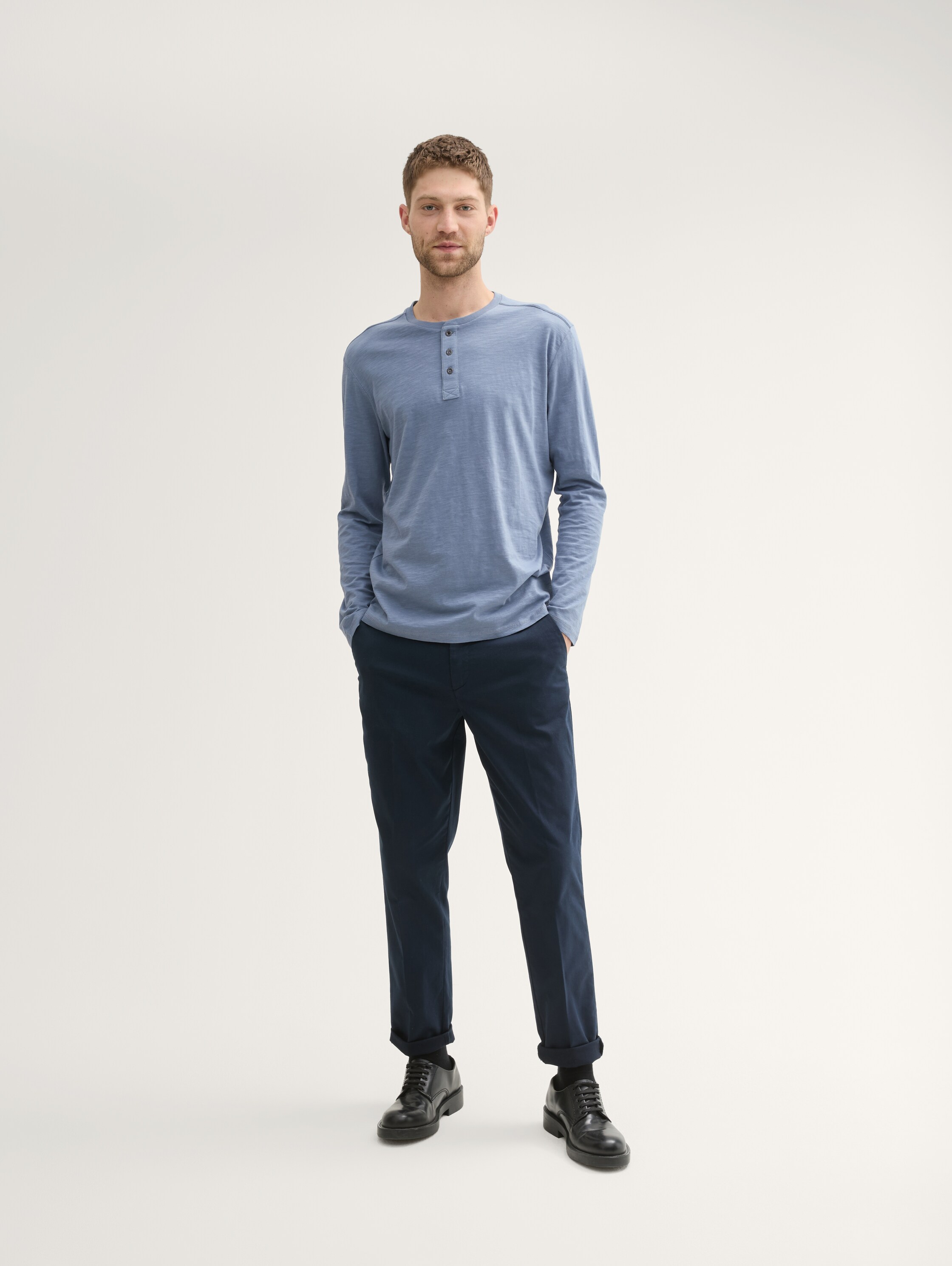 Henley Langarmshirt aus Baumwolle - Gravel Grey - Model-Vorderansicht