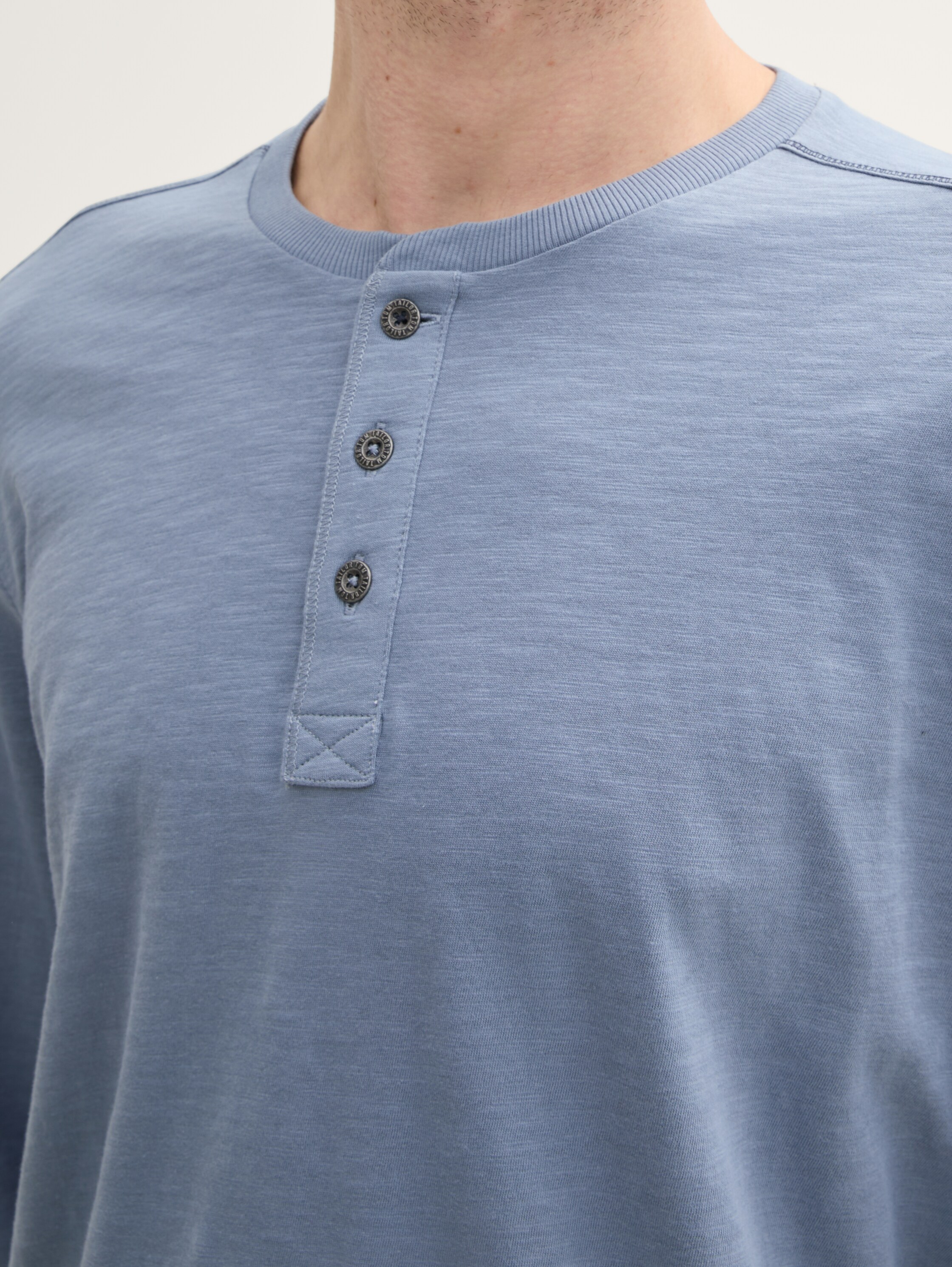 Henley Langarmshirt aus Baumwolle - Gravel Grey - Detail-Model-Ansicht