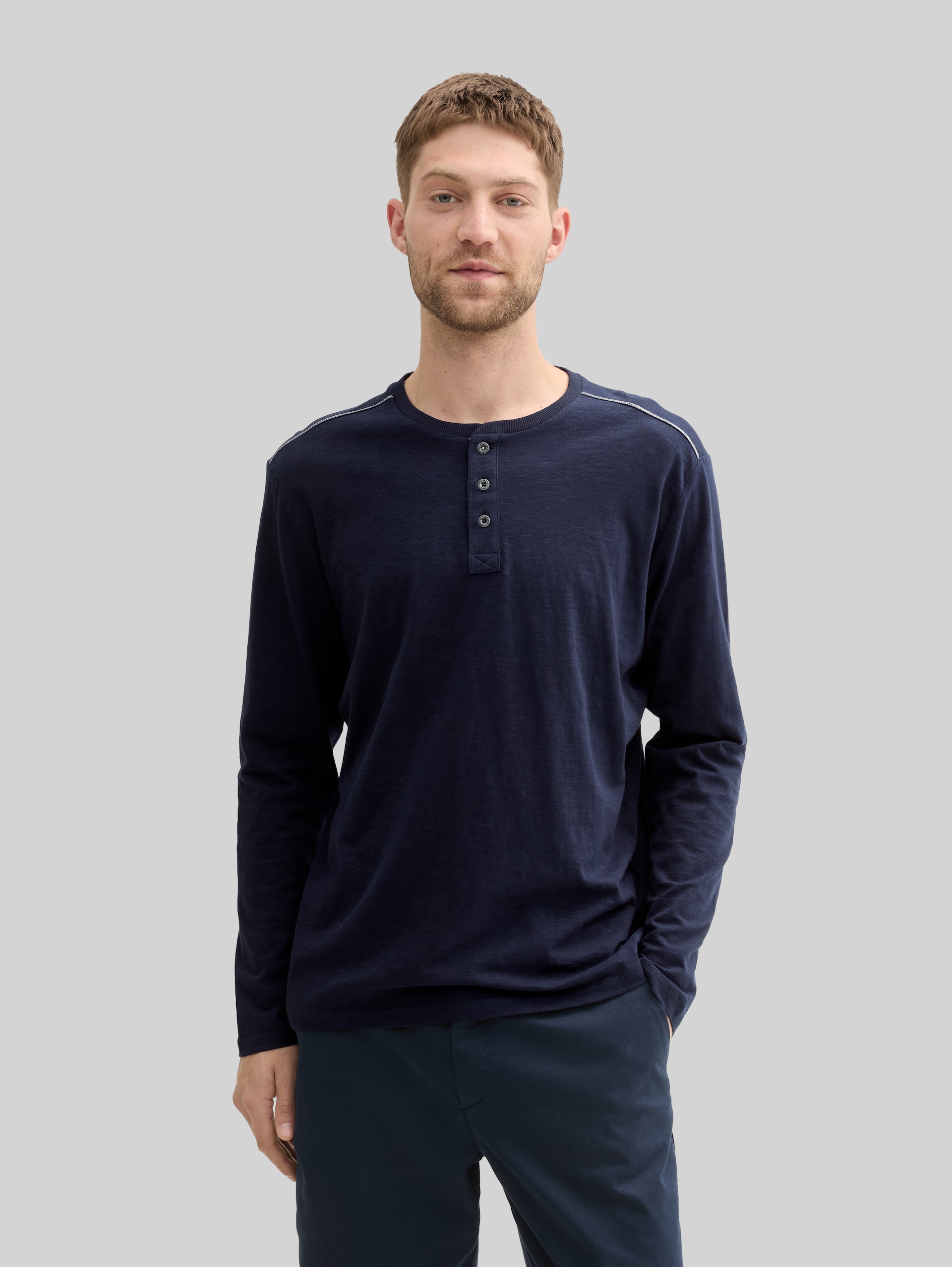 Henley Langarmshirt aus Baumwolle - Knitted Navy - Ausschnitt Model-Vorderansicht